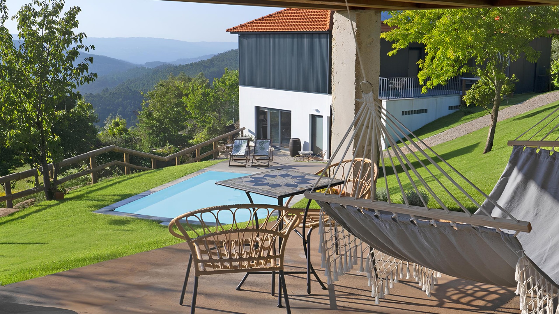 O Cimo da Vinha - Nature Spot é uma unidade de turismo de natureza situada em Castelo de Paiva, entre os vales do Douro e do Paiva. Integrado numa propriedade familiar rodeada por montanhas, vinhas e paisagens naturais, combina conforto, tranquilidade e autenticidade, oferecendo uma experiência única de contacto com a natureza, a poucos minutos dos Passadiços do Paiva e do rio Douro.