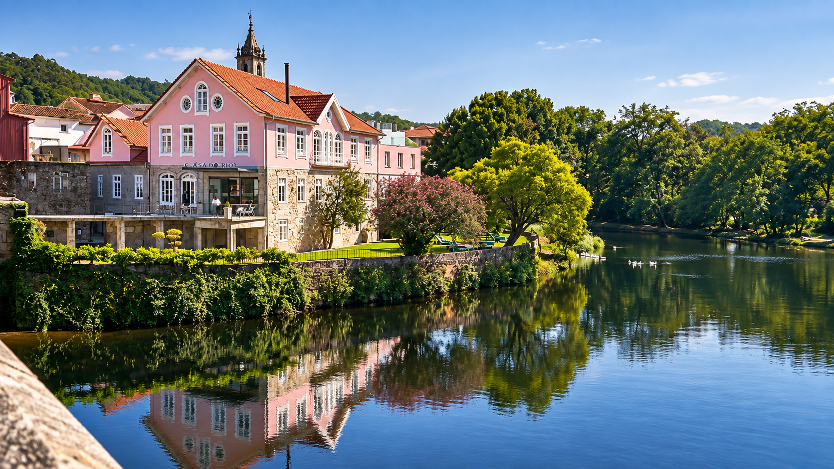 O Ribeira Collection Hotel é um hotel de charme de quatro estrelas situado no centro histórico de Arcos de Valdevez, nas margens do rio Vez. Instalado num edifício centenário que homenageia o antigo Hotel Ribeira, combina património, conforto contemporâneo e bem-estar, proporcionando uma experiência autêntica no coração do Alto Minho e às portas do Parque Nacional da Peneda-Gerês.
