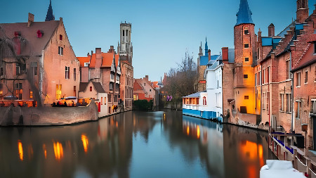 Bruges, Bélgica
Conhecida como a "Veneza do Norte", Bruges encanta os visitantes com os seus canais pitorescos, ruas empedradas e arquitetura medieval perfeitamente preservada. O centro histórico é compacto e praticamente livre de trânsito, permitindo explorar as principais atrações a pé e absorver toda a atmosfera romântica da cidade.

Centro histórico classificado pela UNESCO.
Praça Markt e o Campanário de Bruges.
Canais e passeios de barco.
Basílica do Sangue Sagrado.
Ruas medievais e casas tradicionais.
Chocolatarias e cervejarias artesanais.