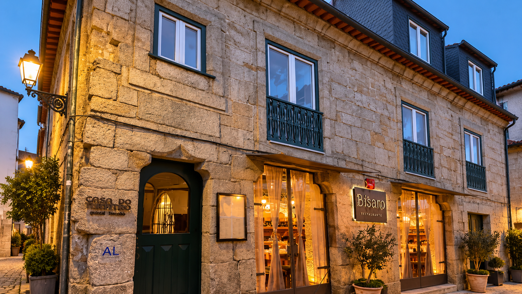 A Casa do Theatro Guest House é uma unidade de charme situada no centro histórico de Barcelos, em frente ao emblemático Theatro Gil Vicente. Instalada num edifício cuidadosamente recuperado, combina conforto, elegância e hospitalidade num ambiente acolhedor e familiar. Com uma localização privilegiada e uma forte ligação à cultura e à gastronomia local, proporciona uma experiência autêntica para quem deseja descobrir a tradição e o património minhoto.