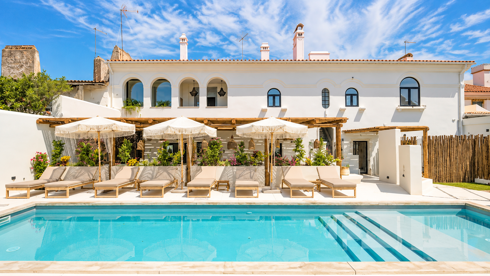 A Casa Az-Zagal é um boutique hotel de charme situado na aldeia de Casa Branca, em Sousel, no coração do Alto Alentejo. Instalada numa antiga casa senhorial cuidadosamente recuperada, combina a autenticidade da tradição alentejana com conforto e elegância contemporânea. Rodeada por paisagens tranquilas e inspirada na herança cultural da região, proporciona uma experiência exclusiva de bem-estar, gastronomia e contacto com a essência do Alentejo.