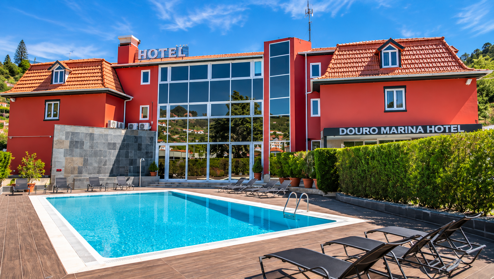 O Douro Marina Hotel & SPA é um hotel de quatro estrelas situado em Caldas de Aregos, Resende, numa localização privilegiada sobre o rio Douro. Rodeado por vinhas e paisagens naturais deslumbrantes, combina conforto, bem-estar e tranquilidade, dispondo de spa, piscinas e restaurante com gastronomia regional. É o refúgio ideal para descobrir a beleza e a autenticidade da região duriense.