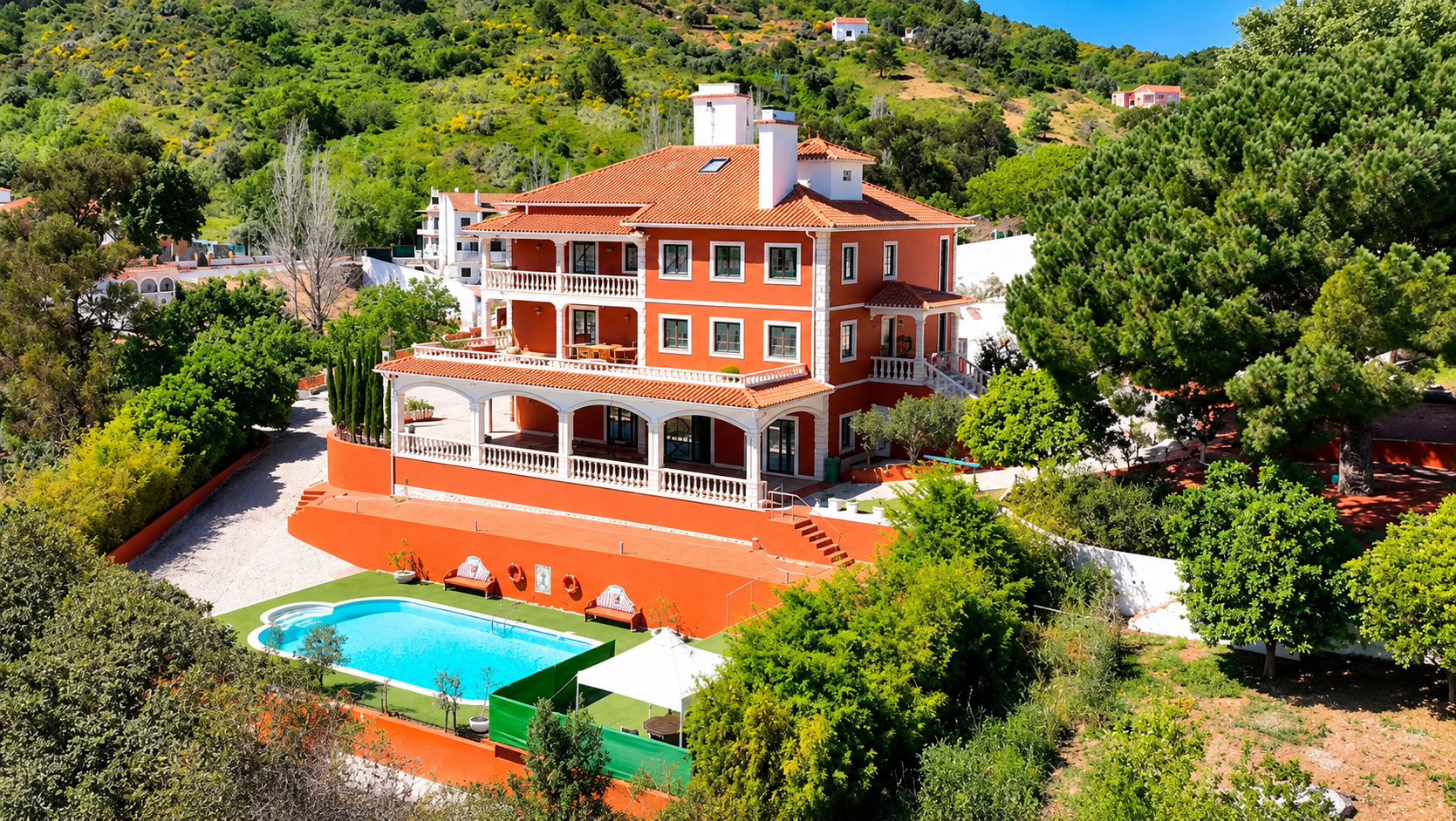 A High Villa é uma unidade de alojamento de charme situada no coração de Alenquer, a cerca de 30 minutos de Lisboa. Com vistas privilegiadas sobre o rio Alenquer, combina arquitetura contemporânea, conforto e privacidade num ambiente acolhedor. Com amplos espaços interiores e exteriores, piscina, jardim e capacidade para grupos, proporciona uma experiência exclusiva, ideal para férias em família, encontros entre amigos, eventos ou momentos de tranquilidade em plena região Oeste.