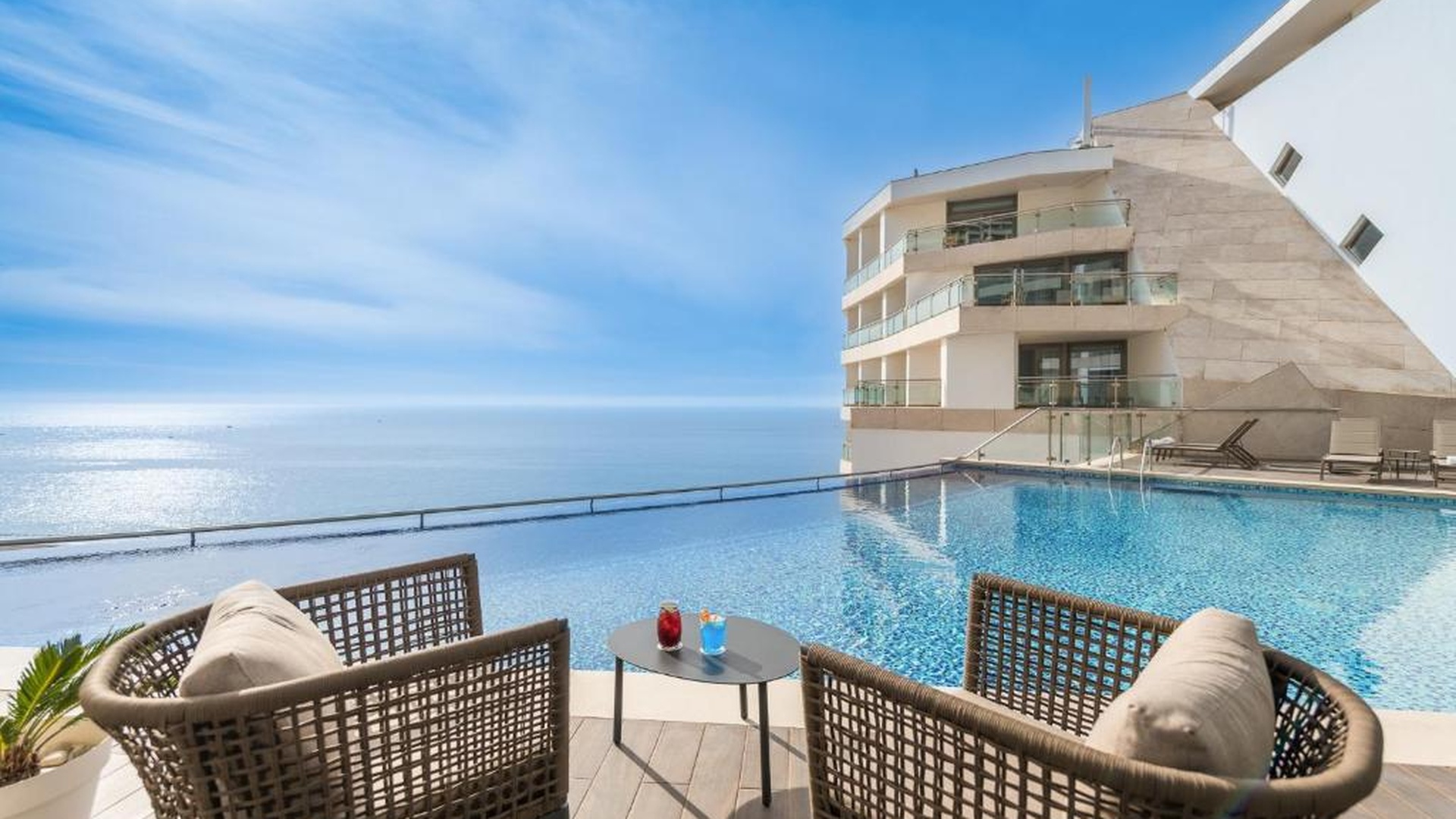 O Sesimbra Oceanfront Hotel é um hotel de cinco estrelas situado em frente à Praia da Califórnia, numa localização privilegiada sobre o Oceano Atlântico. Com quartos e suites de vista mar, spa, piscinas e uma oferta gastronómica inspirada nos sabores locais, combina conforto, bem-estar e uma forte ligação à identidade de Sesimbra. É o local ideal para desfrutar da beleza natural da costa, da cultura da vila e da proximidade à Serra da Arrábida.