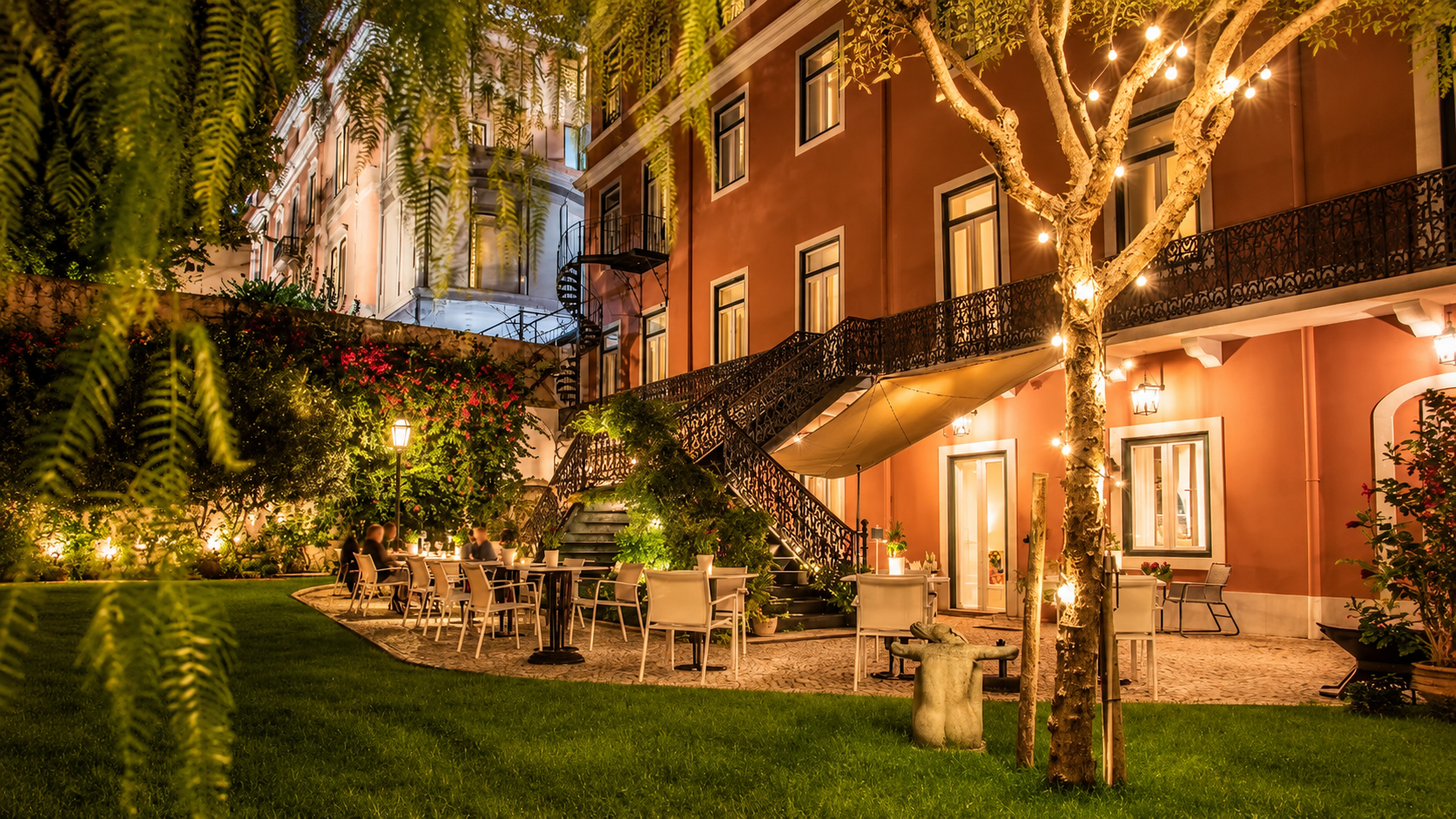 O Palácio Príncipe Real é um boutique hotel de luxo situado no elegante bairro do Príncipe Real, em Lisboa. Instalado num palácio do século XIX cuidadosamente restaurado, combina património, exclusividade e conforto contemporâneo. Com um amplo jardim privado, piscina aquecida, área de bem-estar e uma atmosfera intimista, proporciona uma experiência sofisticada e tranquila no coração da capital portuguesa.