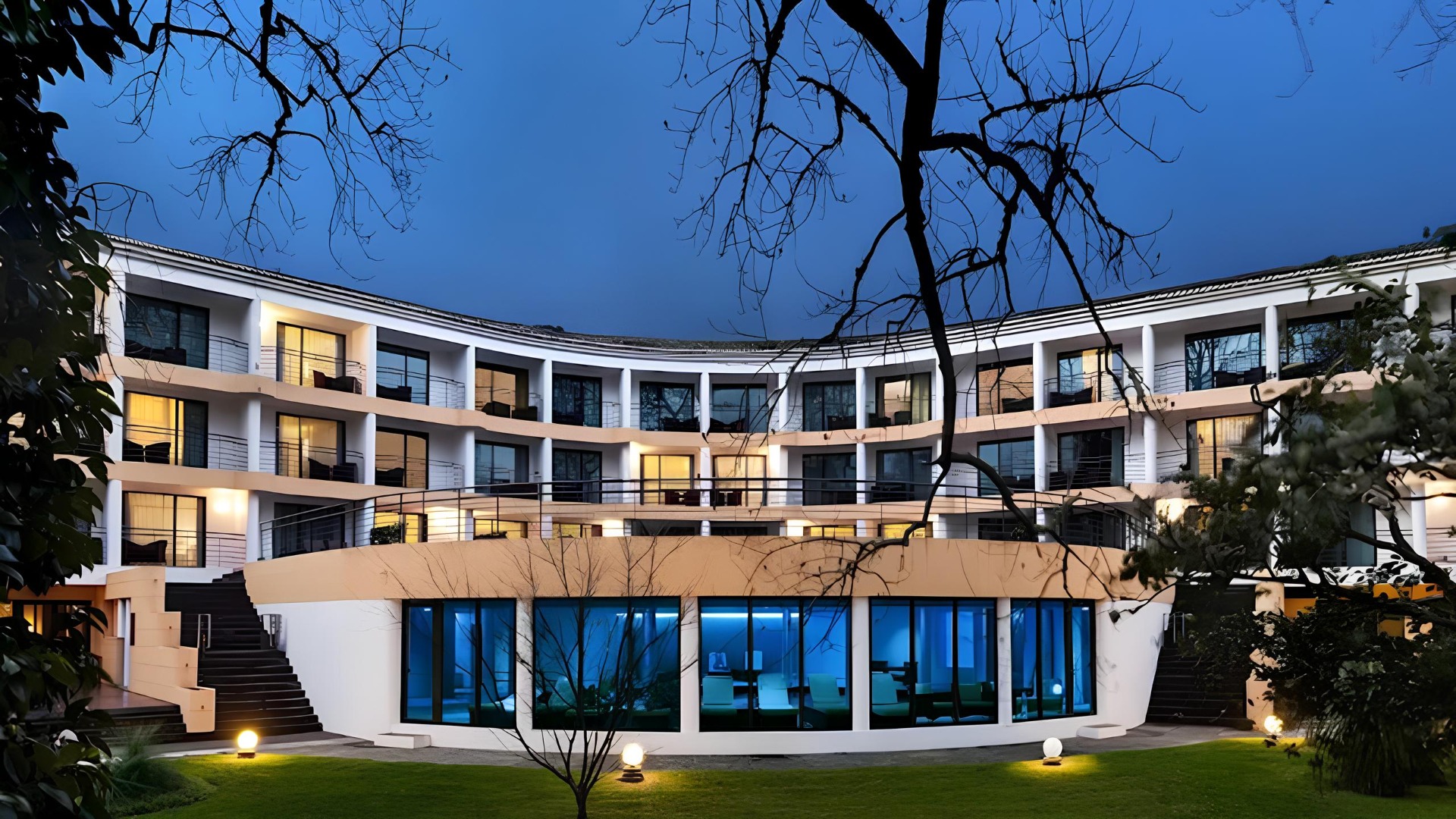 O Terra Nostra Garden Hotel é um icónico hotel de charme situado no Vale das Furnas, na ilha de São Miguel. Integrado no histórico Parque Terra Nostra, combina elegância Art Déco, conforto e uma envolvente natural única, marcada pelas famosas águas termais e jardins exuberantes. Com uma forte ligação à natureza e à identidade açoriana, proporciona uma experiência autêntica e memorável no coração dos Açores.