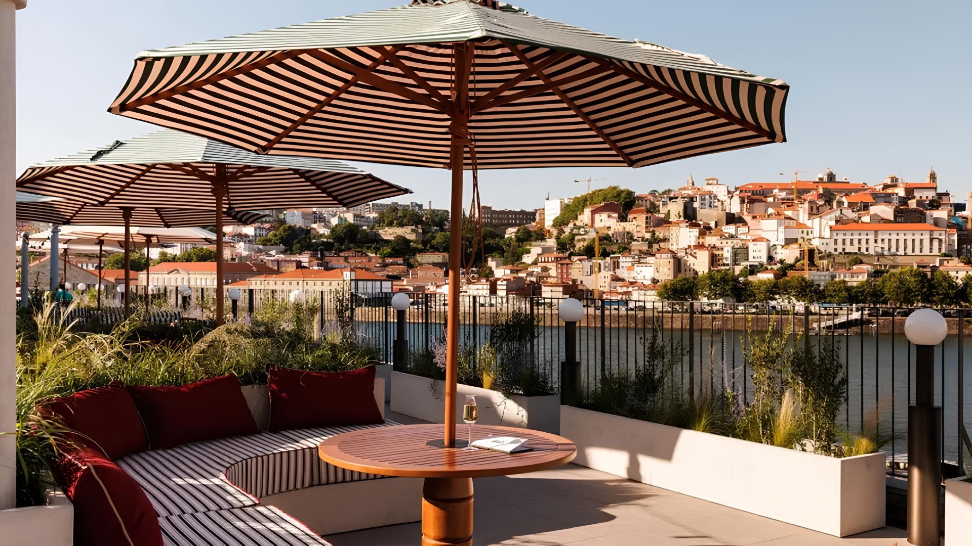 Situado no hotel The Rebello, em Vila Nova de Gaia, o Bello Rooftop destaca-se pela vista privilegiada sobre o Douro, a Ponte D. Luís I e a frente ribeirinha do Porto. A carta reúne cocktails de assinatura, mocktails e uma seleção de pratos pensados para partilhar, complementados por opções leves e sobremesas. Aos domingos, o espaço recebe ainda um brunch à la carte. Com um ambiente confortável e descontraído, é um dos melhores locais para assistir ao pôr do sol sobre a cidade.