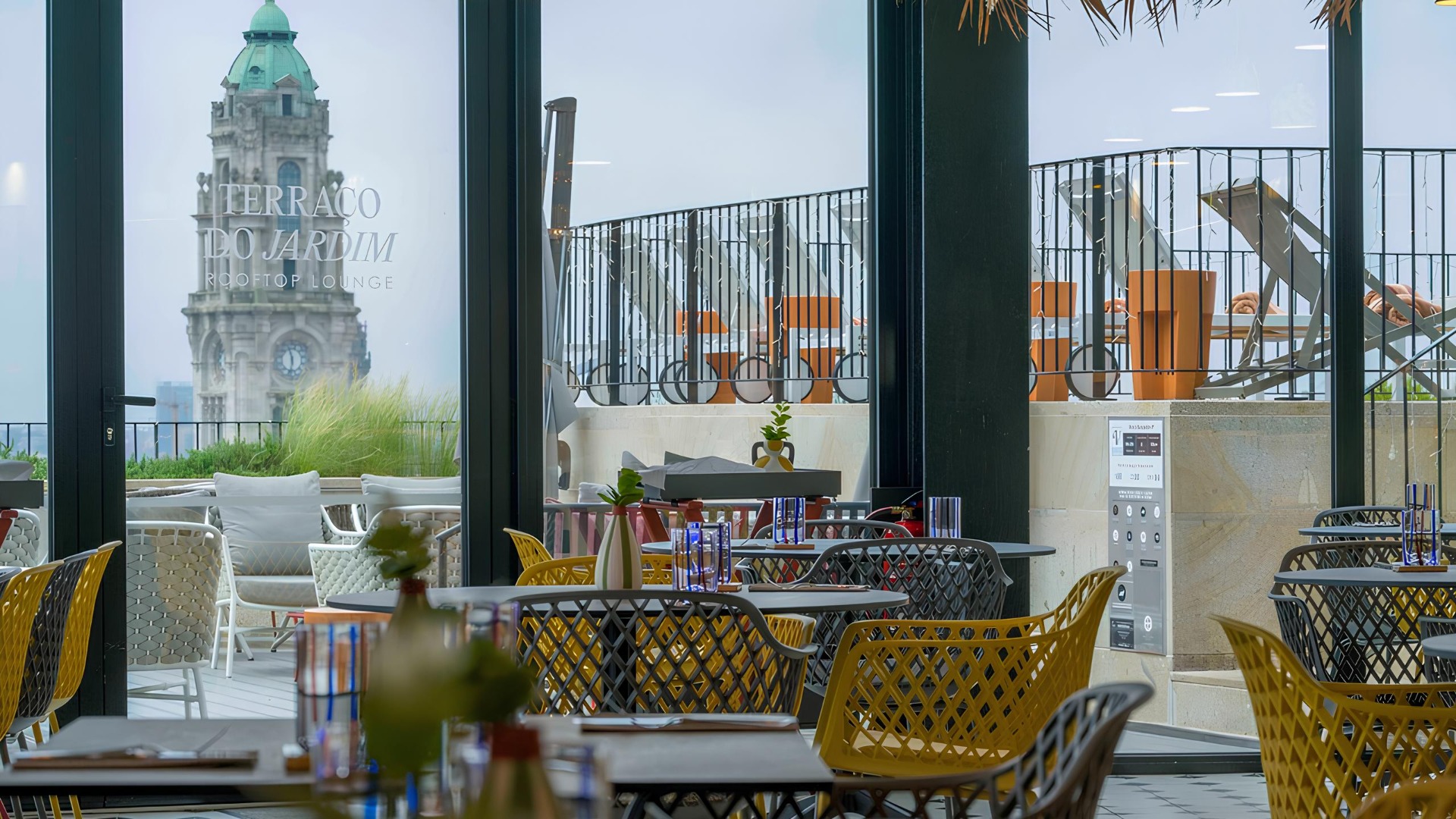 No quarto piso do hotel Vincci Bonjardim, o Terraço do Jardim convida a desfrutar do centro do Porto num ambiente descontraído. O espaço combina zona exterior e área coberta, servindo cocktails de assinatura e várias sugestões gastronómicas para acompanhar. Durante os meses mais quentes, a programação inclui música ao vivo, churrascos e eventos temáticos que tornam o ambiente ainda mais animado.