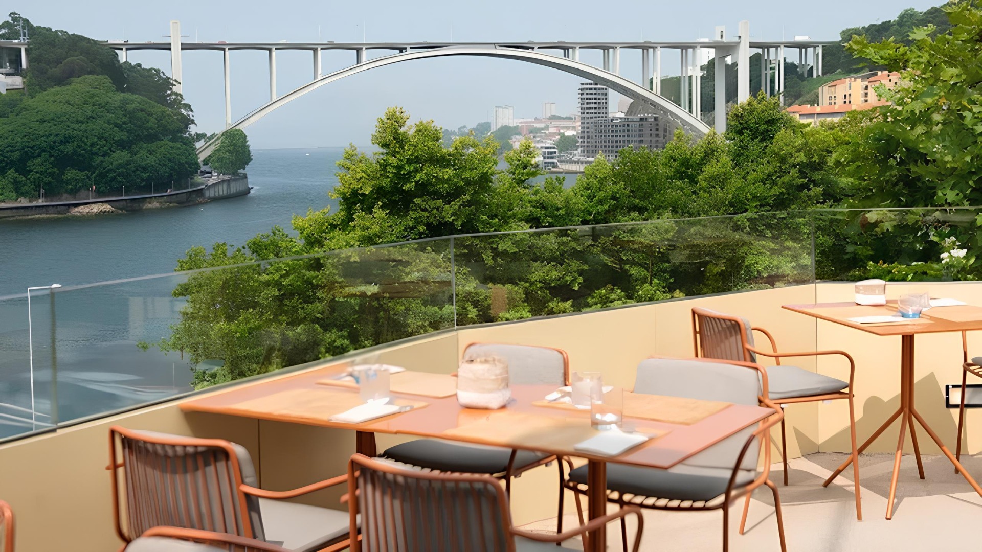 Com vista para a Ponte da Arrábida e para o Douro, o Douro Sky Lounge oferece uma perspetiva diferente da cidade. Localizado no rooftop do Vincci Porto, é especialmente procurado durante a época mais quente do ano, quando acolhe sunsets, concertos e eventos ao ar livre. Entre um cocktail e a paisagem sobre o rio, é um dos locais mais procurados para aproveitar os finais de tarde na Foz.
