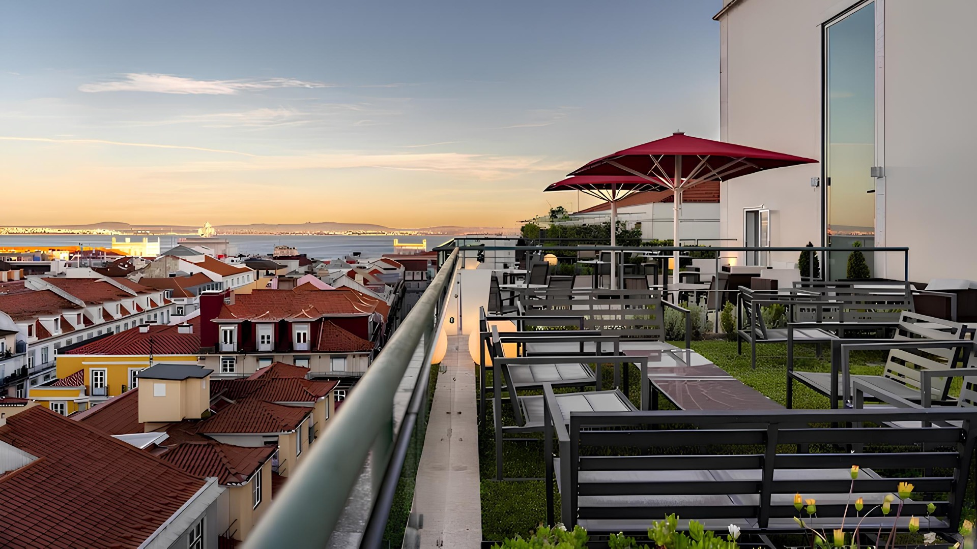No topo do Hotel do Chiado, este rooftop tornou-se um clássico da cidade. A vista abrange o Castelo de São Jorge, os telhados da Baixa e parte do Tejo, criando um dos cenários mais emblemáticos para um final de tarde em Lisboa. A carta inclui cocktails, vinhos e petiscos, ideais para acompanhar o pôr do sol sobre a cidade.