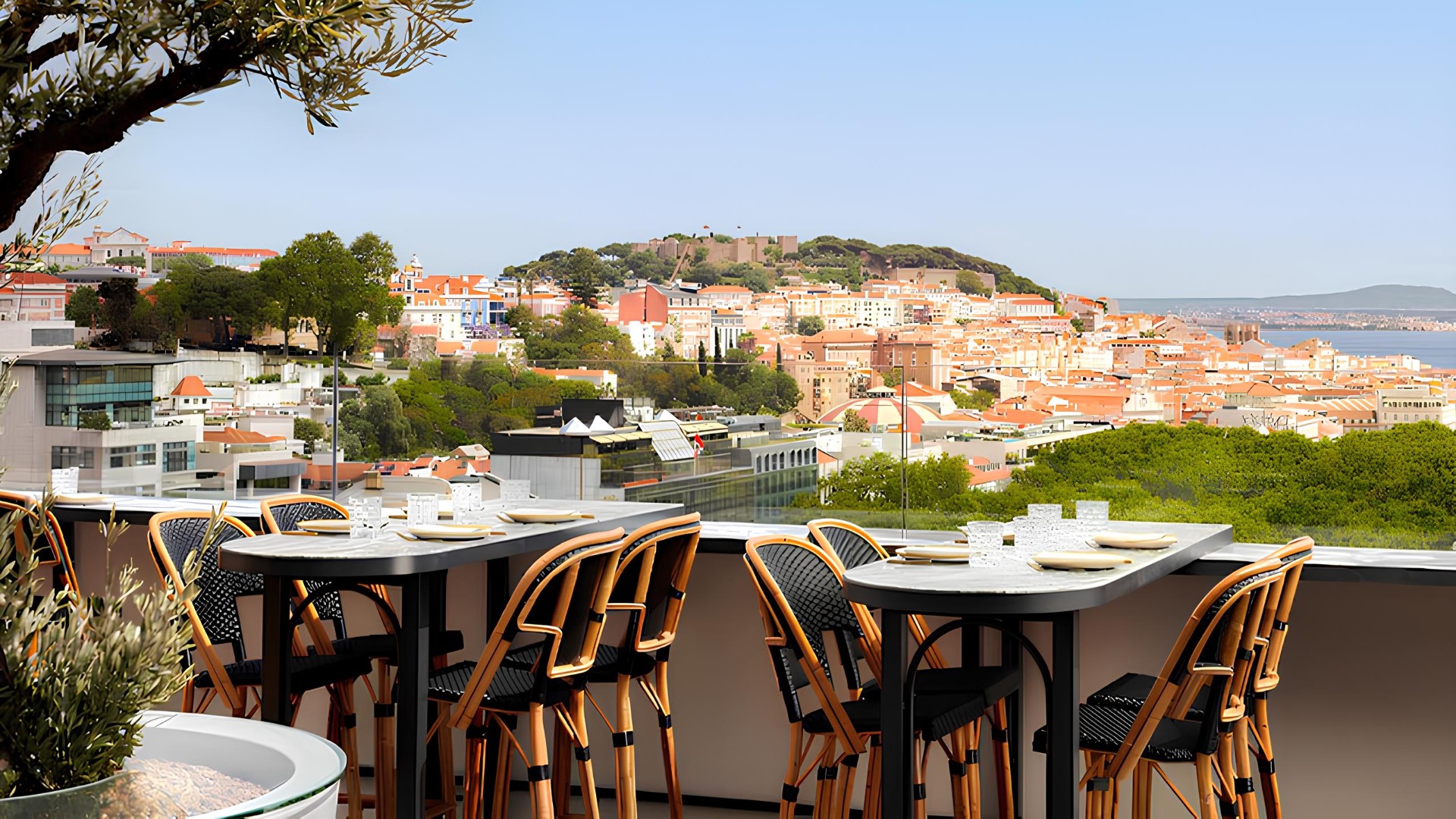 Localizado no nono piso do Hotel Mundial, este terraço oferece uma vista privilegiada sobre o Castelo de São Jorge e o centro histórico. É um dos rooftops mais conhecidos da capital e uma escolha acertada para quem procura um ambiente descontraído, música ao vivo ao final do dia e uma carta de cocktails para acompanhar as vistas.