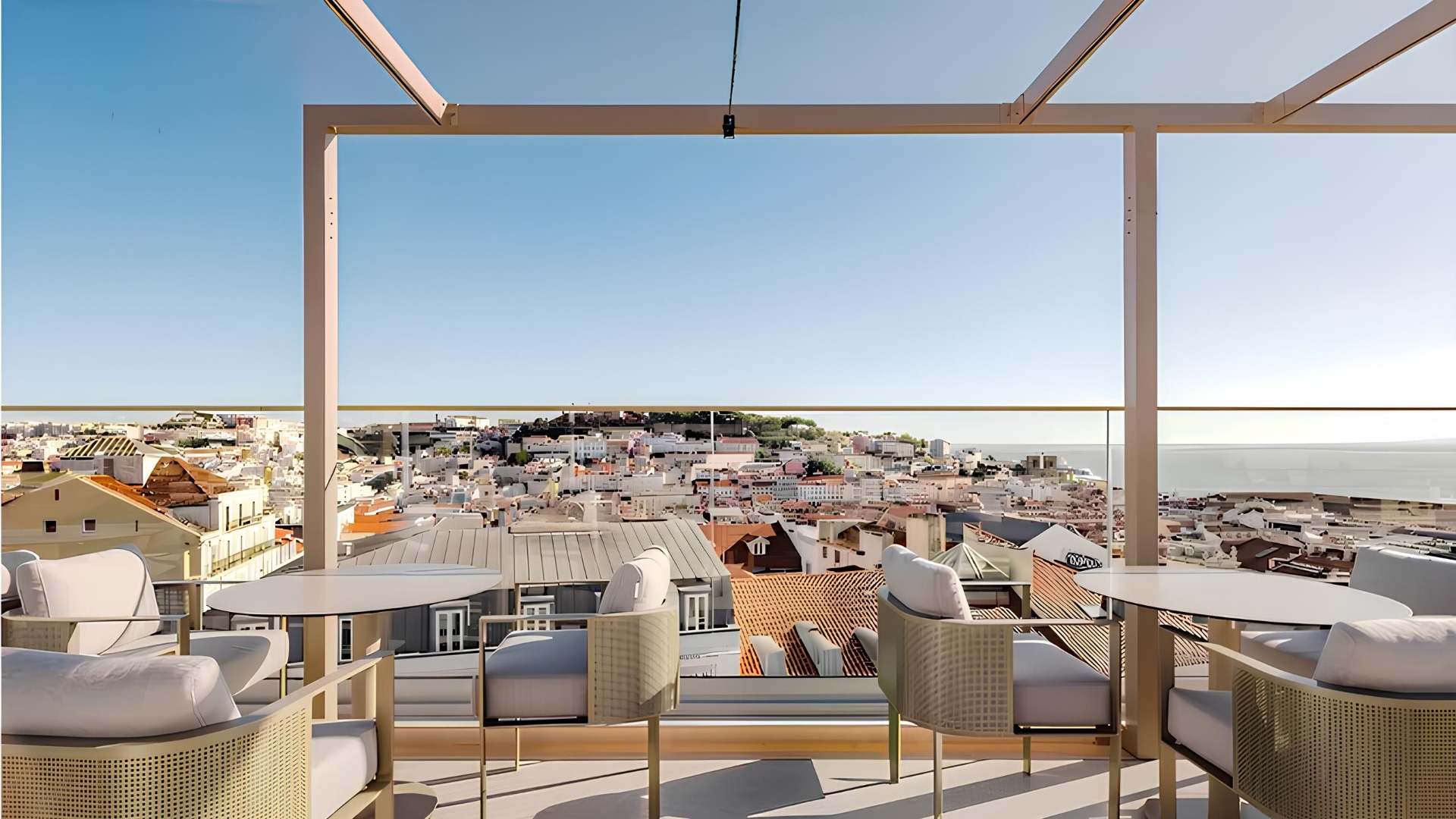 Um dos espaços mais recentes da cidade, instalado nos pisos superiores do Lisbon Chiado Hotel. A vista de 360 graus permite observar alguns dos principais pontos da capital, desde o Castelo de São Jorge aos bairros históricos. Com um ambiente elegante e contemporâneo, é uma excelente opção para um cocktail ao final da tarde ou um encontro entre amigos.