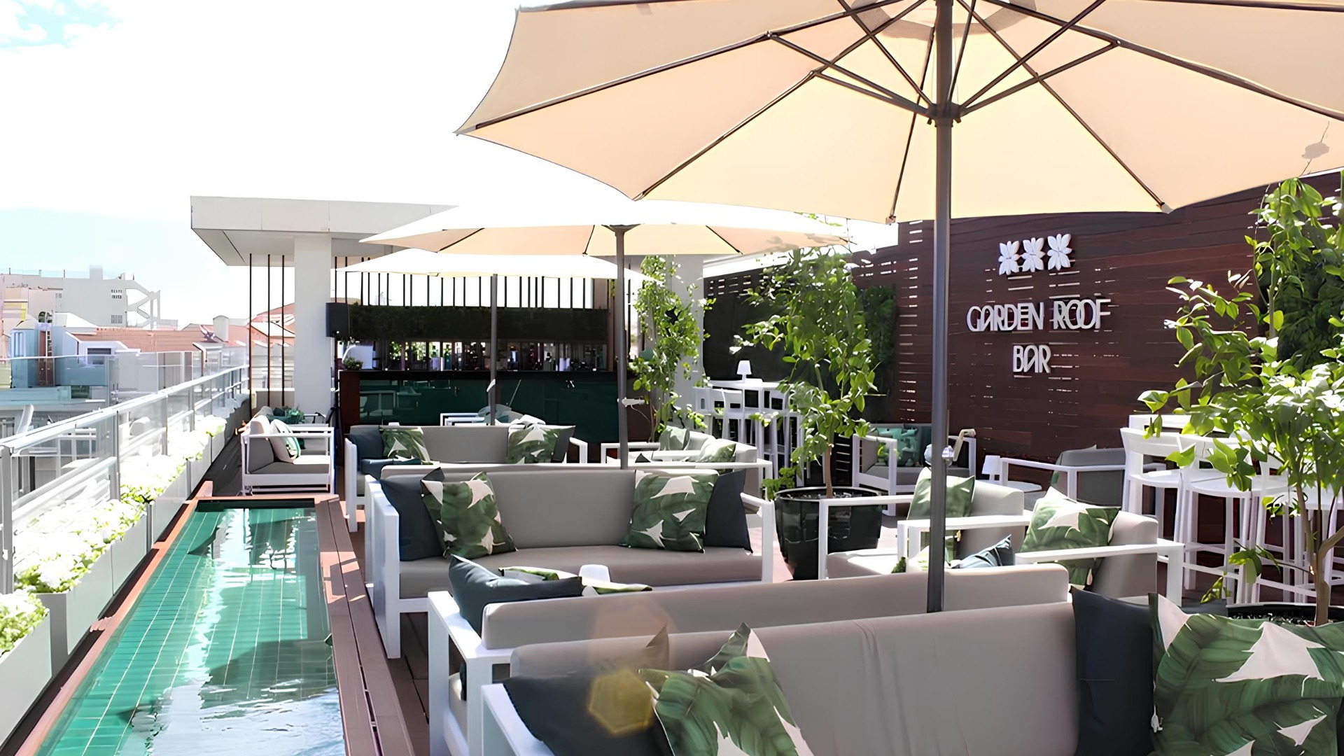 Situado no Altis Grand Hotel, junto à Avenida da Liberdade, este rooftop é um refúgio urbano rodeado por vegetação e com vista sobre o casario lisboeta. O ambiente é mais tranquilo do que outros rooftops da cidade, tornando-o ideal para quem procura uma pausa relaxada, acompanhada por cocktails e refeições ligeiras.