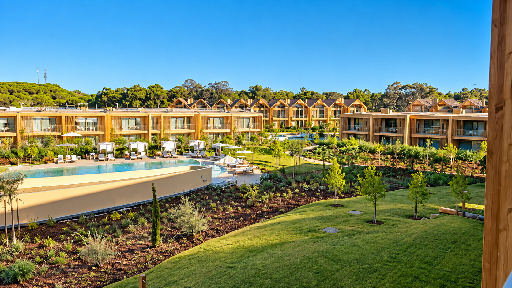 O Vilalara Grand Hotel Algarve é um resort de luxo de 5 estrelas localizado em Porches, sobre as falésias junto à Praia das Gaivotas. Reconhecido pela sua atmosfera tranquila e exclusiva, combina acesso direto à praia, amplos jardins, várias piscinas e um conceituado centro de bem-estar e spa. As acomodações são espaçosas e elegantes, e a oferta gastronómica valoriza os sabores locais e mediterrânicos. É uma escolha popular para quem procura relaxamento, conforto e vistas privilegiadas sobre o oceano.