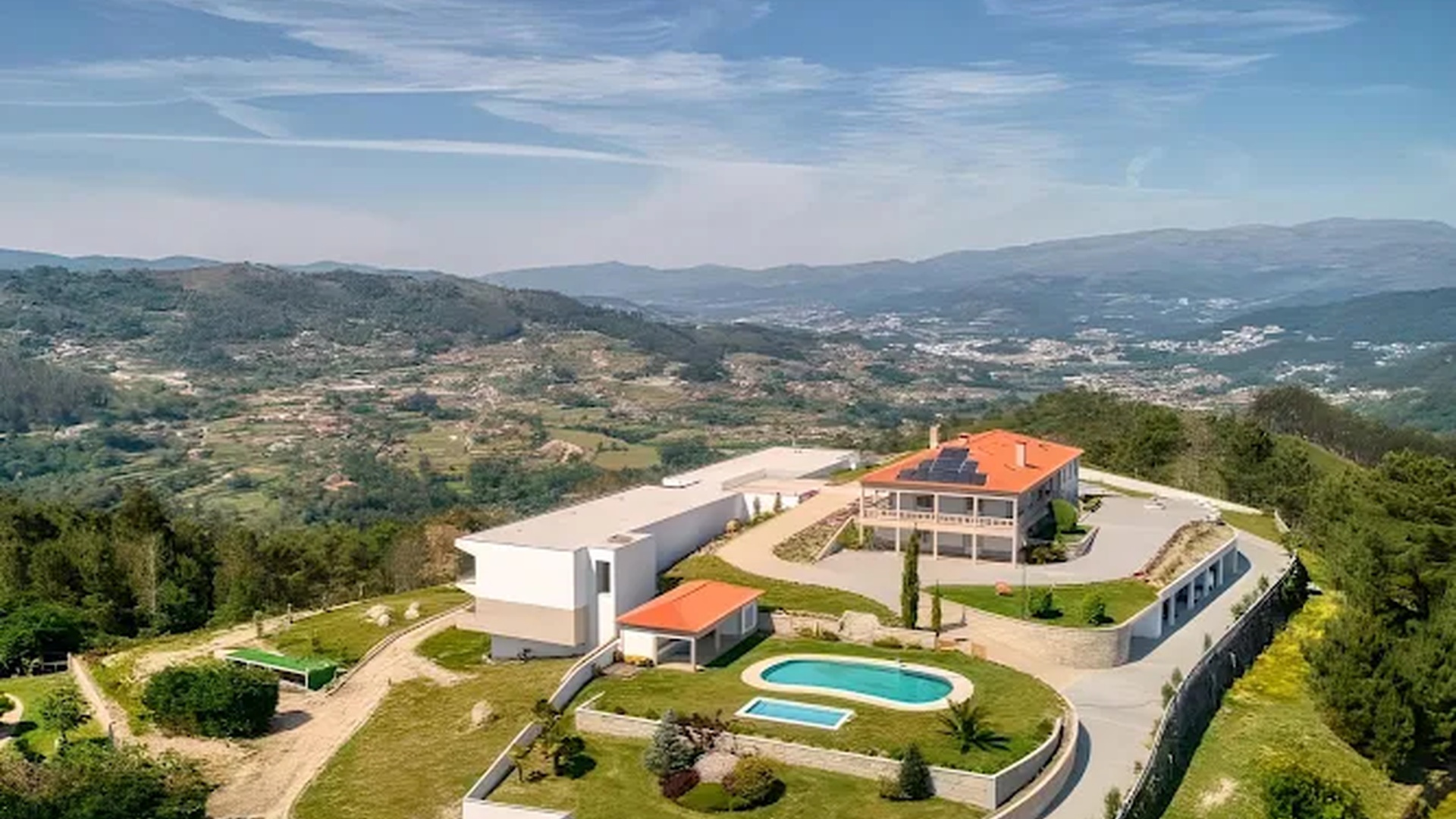 O Hotel Cotto do Gatto é um hotel rural de quatro estrelas situado em Ponte da Barca, entre as serras do Oural e da Amarela, em plena envolvente natural do Parque Nacional da Peneda-Gerês. Rodeado por jardins e paisagens de montanha, combina conforto, tranquilidade e autenticidade, proporcionando uma experiência única de contacto com a natureza, bem-estar e descoberta das tradições do Alto Minho.