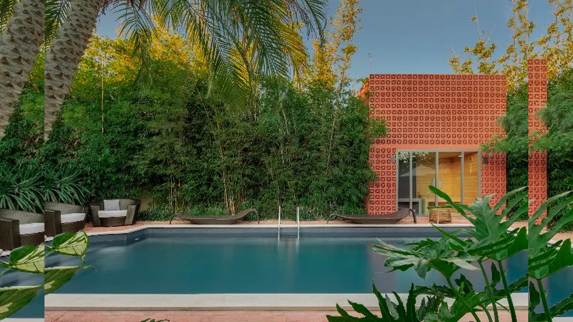 O Salvaterra Country House & Spa é uma unidade de charme situada em Salvaterra de Magos, no coração do Ribatejo, a cerca de 35 minutos de Lisboa. Rodeado por um exuberante jardim tropical, combina conforto contemporâneo, bem-estar e uma forte ligação à natureza. Com spa, piscina e uma atmosfera tranquila e exclusiva, proporciona uma experiência autêntica de descanso e descoberta da cultura e das paisagens ribatejanas.