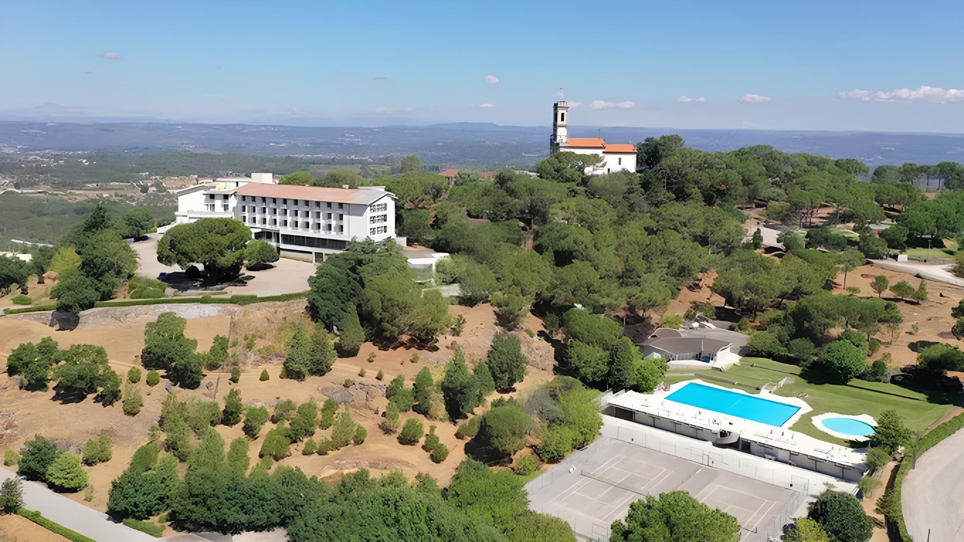 O Hotel Senhora do Castelo é uma unidade hoteleira situada em Mangualde, no coração da região do Dão, com a Serra da Estrela como pano de fundo. Rodeado por jardins e paisagens naturais, combina conforto, tranquilidade e hospitalidade tradicional, proporcionando uma experiência acolhedora para quem procura descobrir a riqueza cultural, gastronómica e paisagística da região.