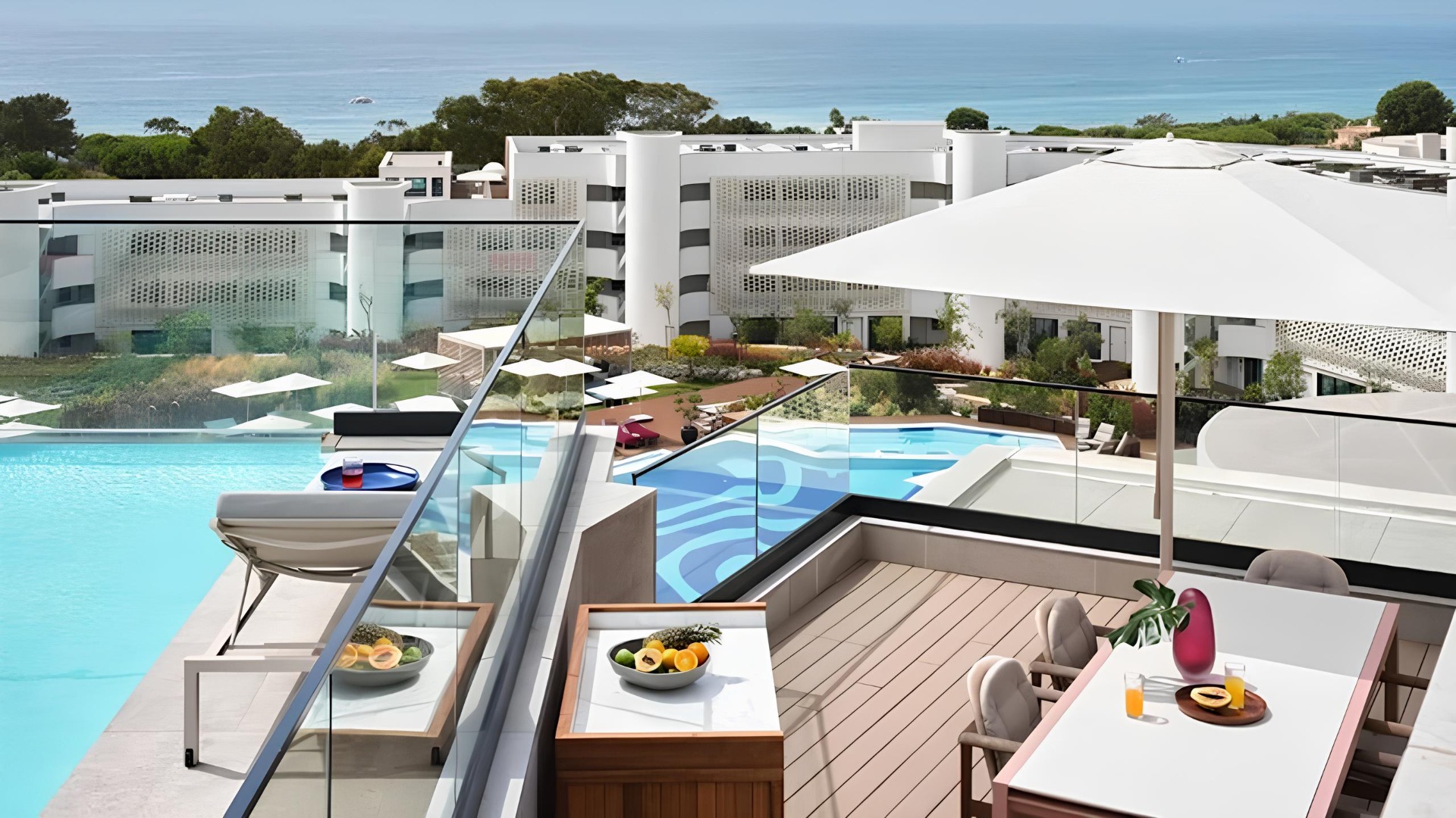 O W Algarve é um hotel de cinco estrelas situado junto à costa de Albufeira, que combina luxo contemporâneo, design arrojado e uma localização privilegiada sobre o Oceano Atlântico. Com quartos e suites de inspiração mediterrânica, restaurantes de referência, spa e vistas deslumbrantes sobre o mar, proporciona uma experiência sofisticada e vibrante, ideal para descobrir o estilo de vida descontraído e cosmopolita do Algarve.