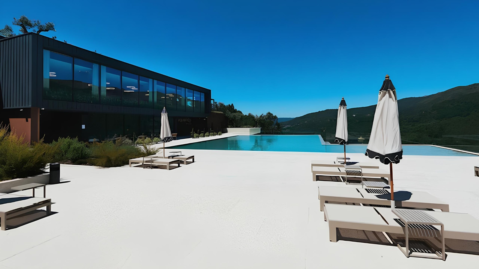 Situado junto à albufeira da Caniçada, nas margens do rio Cávado, em Vieira do Minho, o Hotel Aquafalls destaca-se pela sua envolvência natural e ambiente tranquilo. A unidade dispõe de 16 bungalows integrados na paisagem, proporcionando conforto e contacto direto com a natureza. No Spa, além da piscina interior, os hóspedes podem usufruir de sauna, banho turco, jacuzzi, cascata de gelo e duche Vichy e ainda tratamentos de bem-estar.