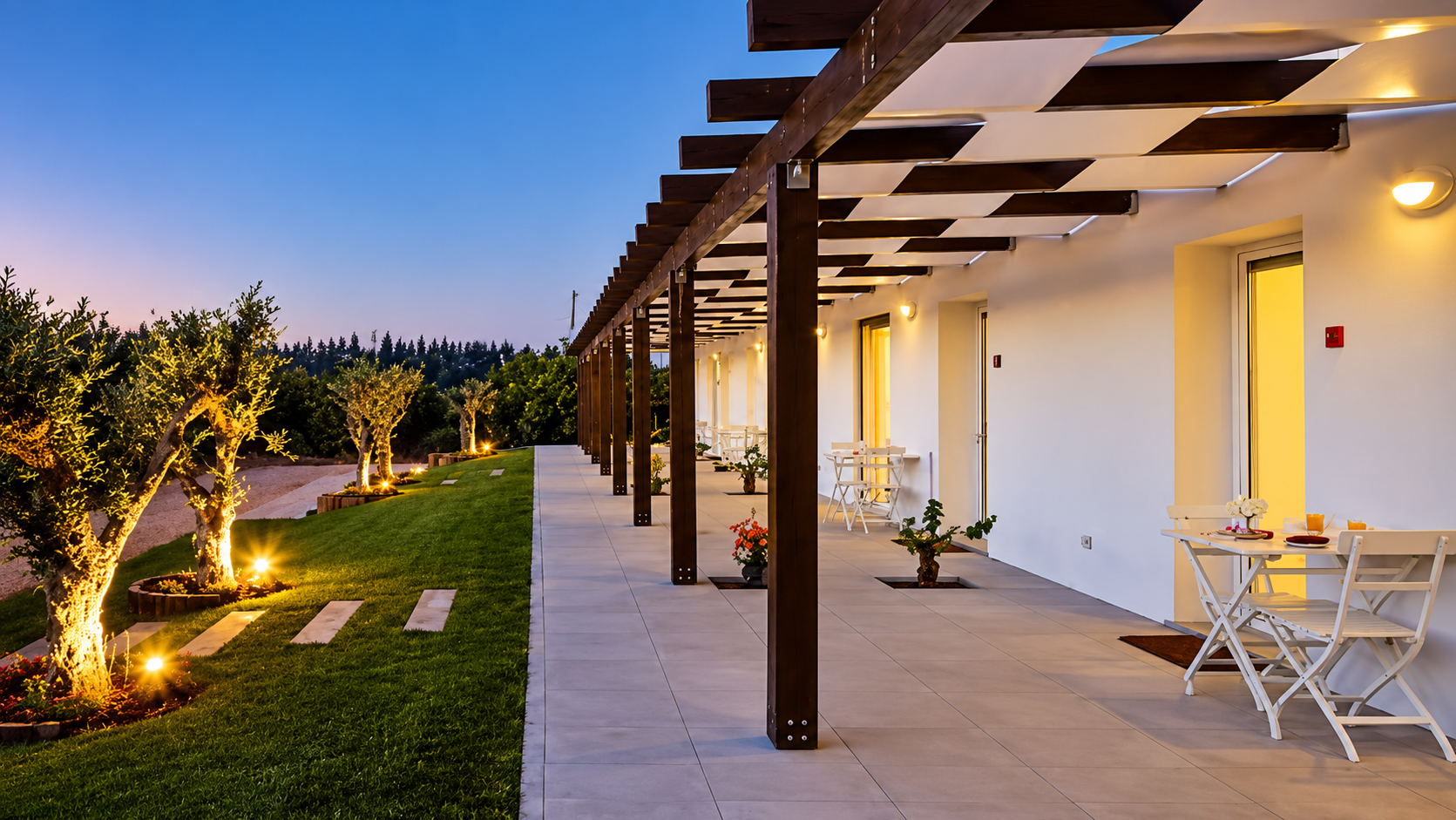 A Quinta dos Perfumes é um elegante turismo rural situado perto de Cabanas de Tavira, e próximo da Ria Formosa. Rodeada por extensos pomares de citrinos e jardins cuidadosamente preservados, oferece um ambiente tranquilo e exclusivo para quem procura descanso em contacto com a natureza. Os hóspedes podem desfrutar de quartos e suites confortáveis, piscina exterior, áreas verdes e um ambiente acolhedor que combina charme rural com comodidades modernas.