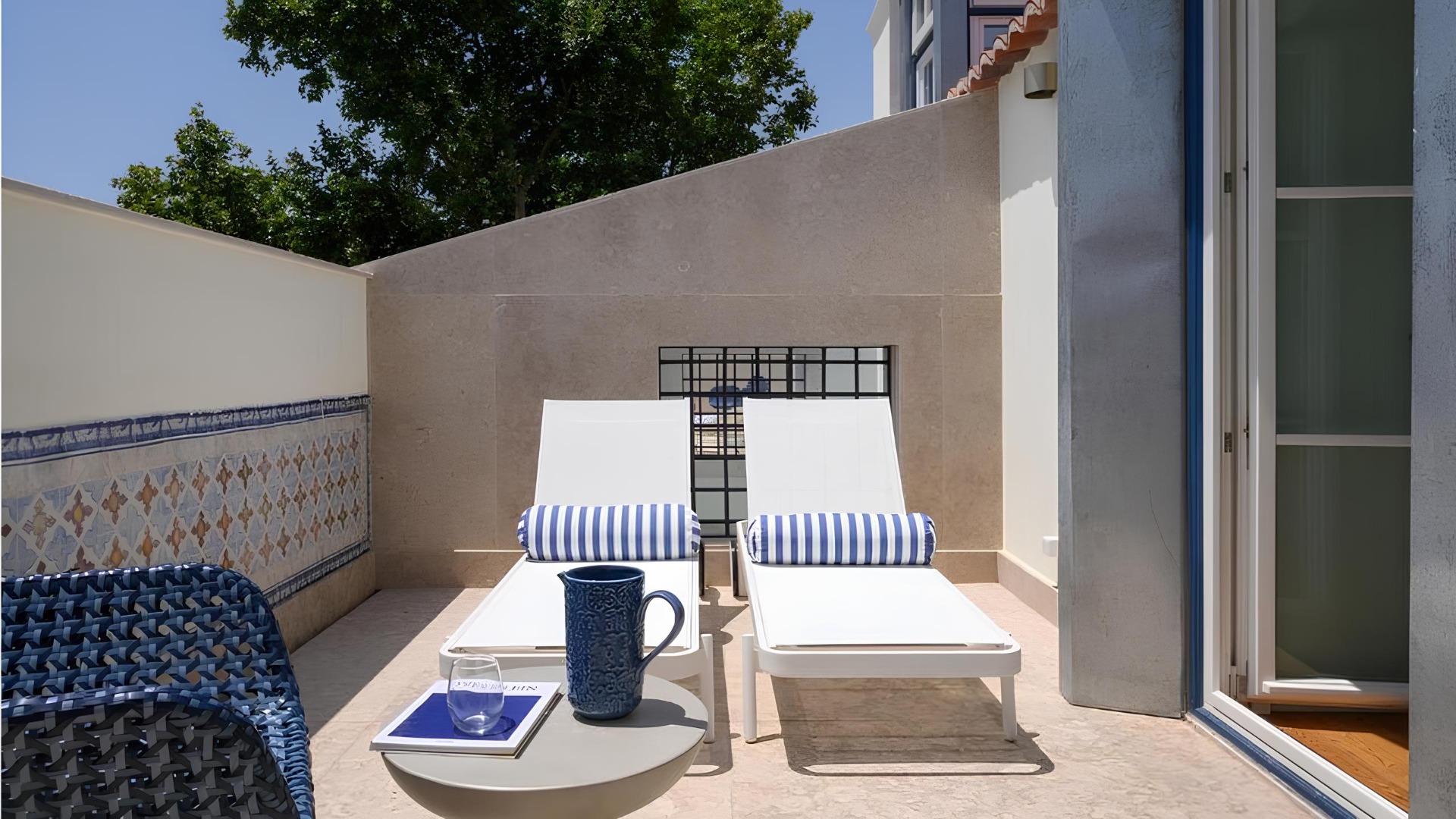 O Casagrand Lisboa é um elegante conjunto de apartamentos turísticos localizado no histórico bairro de Alfama. Instalado num edifício centenário cuidadosamente restaurado, combina o charme da arquitetura lisboeta com conforto contemporâneo, oferecendo alojamentos espaçosos, piscina interior e uma localização privilegiada junto aos principais pontos de interesse da cidade.
