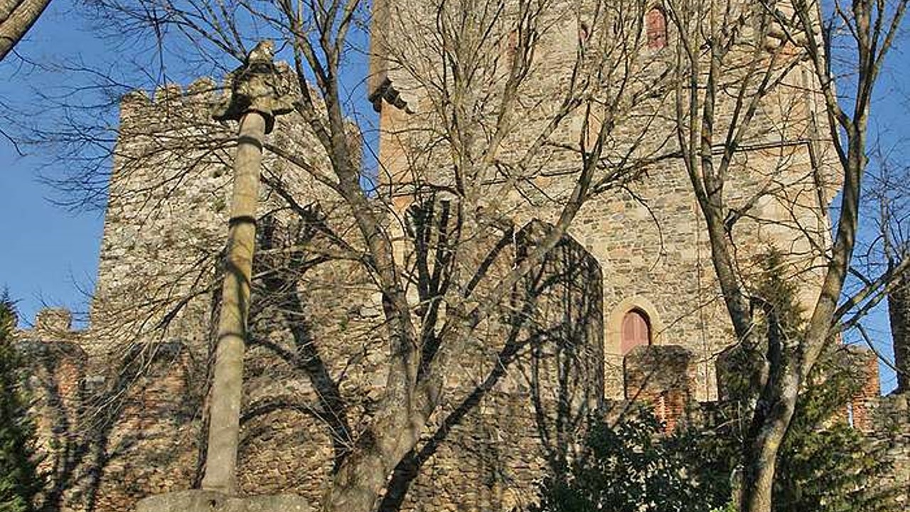 A Pousada de Bragança oferece uma estadia confortável com vistas privilegiadas sobre a cidade e a paisagem envolvente. Combina hospitalidade, património e uma localização ideal para descobrir a riqueza cultural e natural da região.