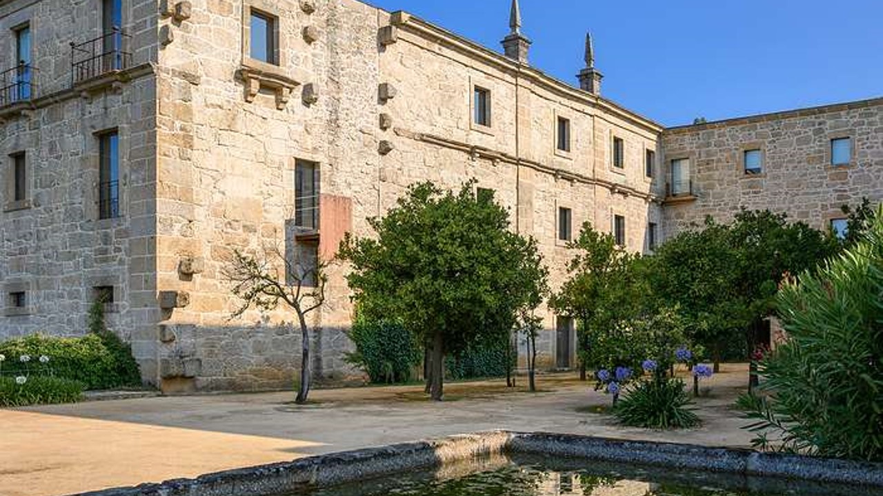 A Pousada Mosteiro Amares está localizada em Santa Maria do Bouro, no concelho de Amares, entre Braga e o Parque Nacional da Peneda-Gerês. Instalada num antigo mosteiro cisterciense do século XII, este alojamento combina património histórico, conforto e uma envolvente natural única.