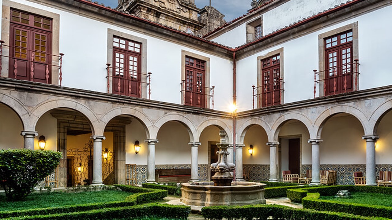 Instalada num antigo mosteiro agostiniano do século XII, a Pousada Mosteiro Guimarães combina património histórico, elegância e vistas privilegiadas sobre a cidade, a poucos minutos do centro histórico classificado pela UNESCO.