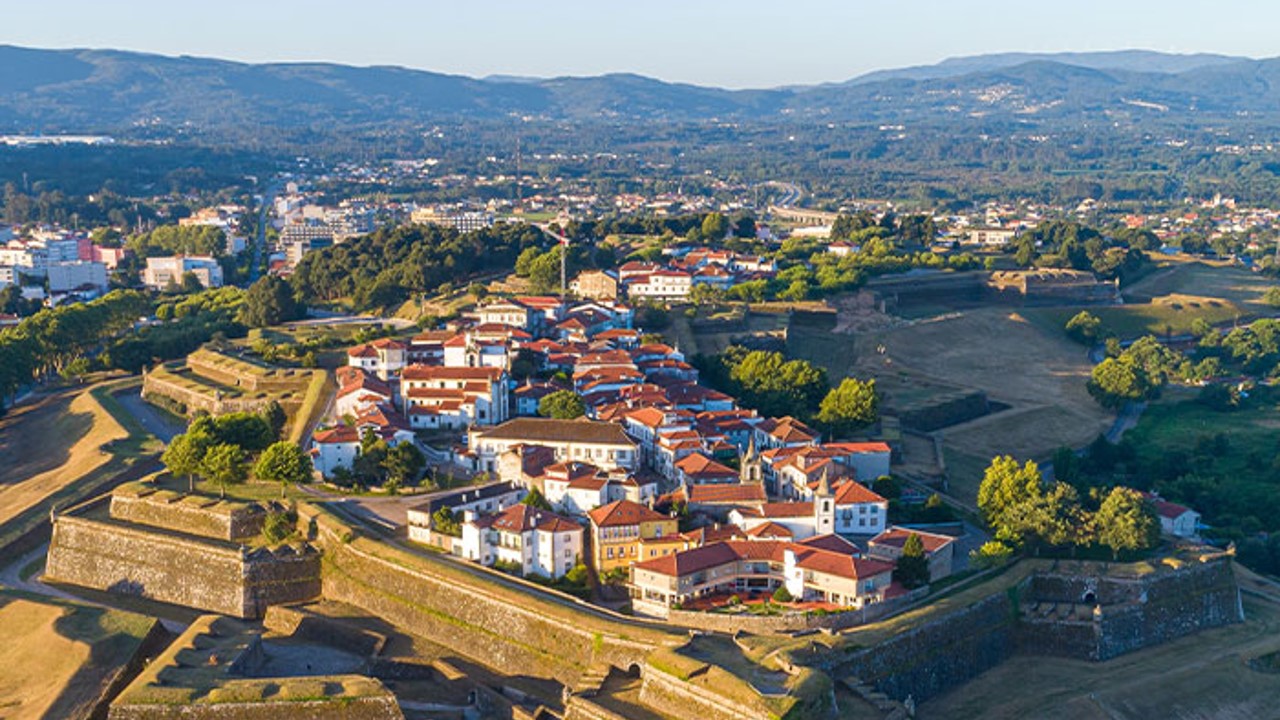 A Pousada Valença do Minho está localizada no interior da histórica Fortaleza de Valença, junto ao rio Minho e à fronteira com Espanha. Com vistas privilegiadas sobre o rio e a cidade galega de Tui, combina património, tranquilidade e uma localização única para descobrir o Alto Minho.