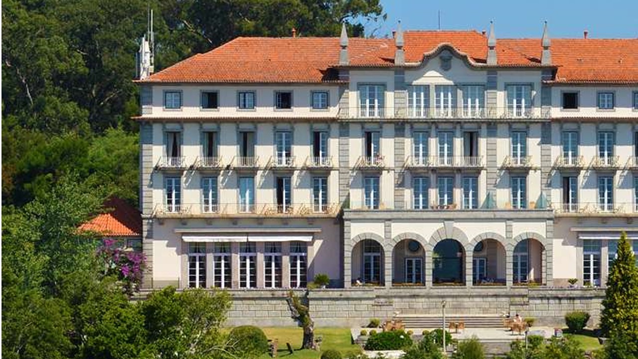A Pousada Viana do Castelo está localizada no Monte de Santa Luzia, oferecendo vistas panorâmicas sobre a cidade, o rio Lima e o Oceano Atlântico. Instalada num edifício histórico, combina conforto, elegância e uma envolvente natural única, sendo um dos locais mais emblemáticos do norte de Portugal.