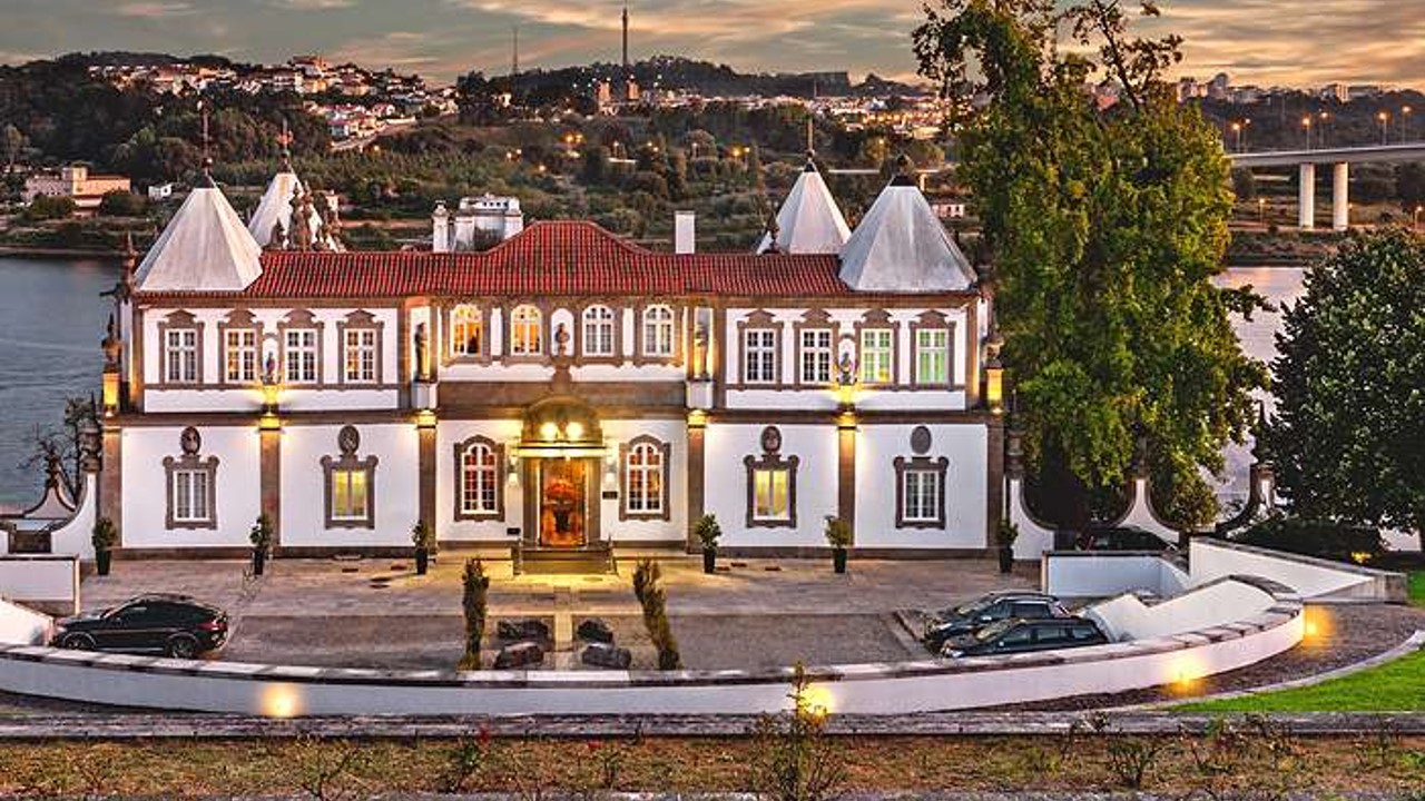 O Pestana Palácio do Freixo está localizado nas margens do rio Douro. Instalado num magnífico palácio barroco do século XVIII, projetado por Nicolau Nasoni e classificado como Monumento Nacional, combina património histórico, luxo e vistas privilegiadas sobre o rio, a poucos minutos do centro histórico da cidade.