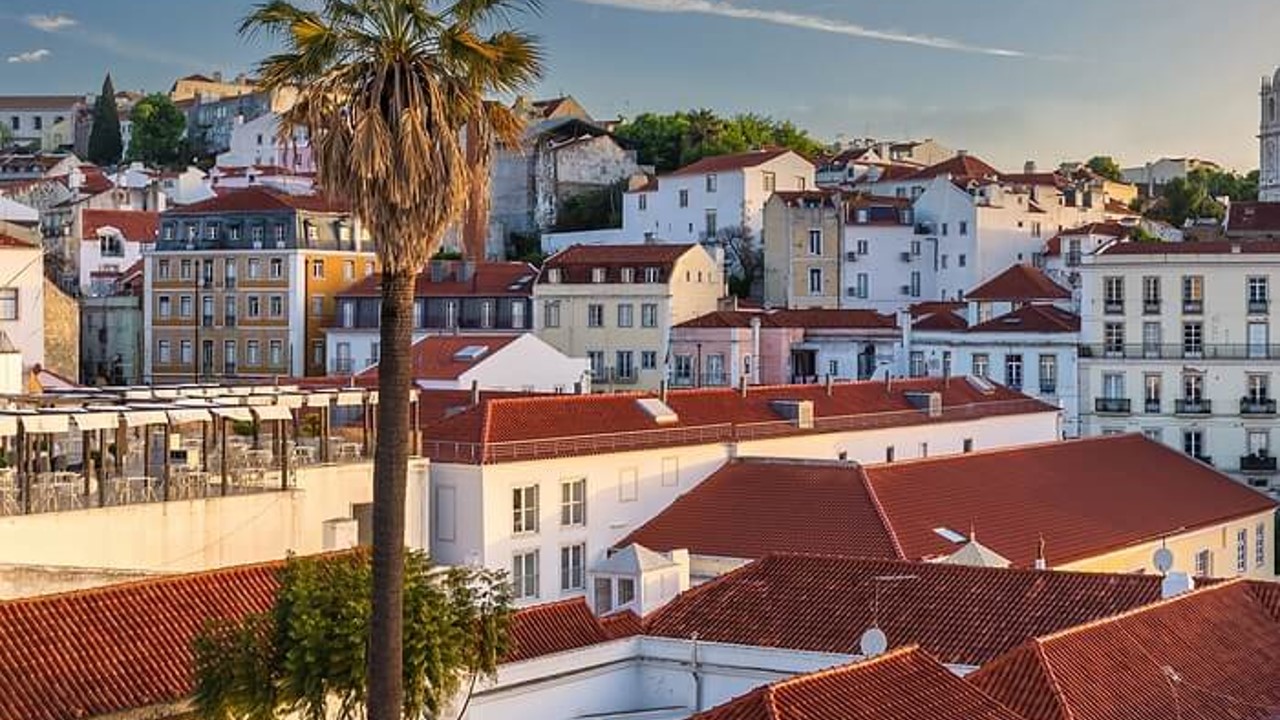A Pousada Alfama está localizada no coração do histórico bairro de Alfama, em Lisboa, junto ao Miradouro das Portas do Sol e a poucos passos do Castelo de São Jorge. Instalada num edifício histórico cuidadosamente recuperado, combina tradição e contemporaneidade, oferecendo uma experiência autêntica num dos bairros mais emblemáticos da capital portuguesa.
