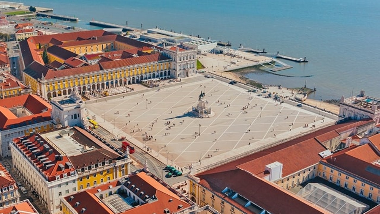 A Pousada Lisboa Praça do Comércio está localizada no coração da Baixa Pombalina, na emblemática Praça do Comércio. Instalada num edifício histórico que foi residência real e sede de ministérios, combina elegância, património e conforto contemporâneo, oferecendo uma experiência única no centro histórico de Lisboa.