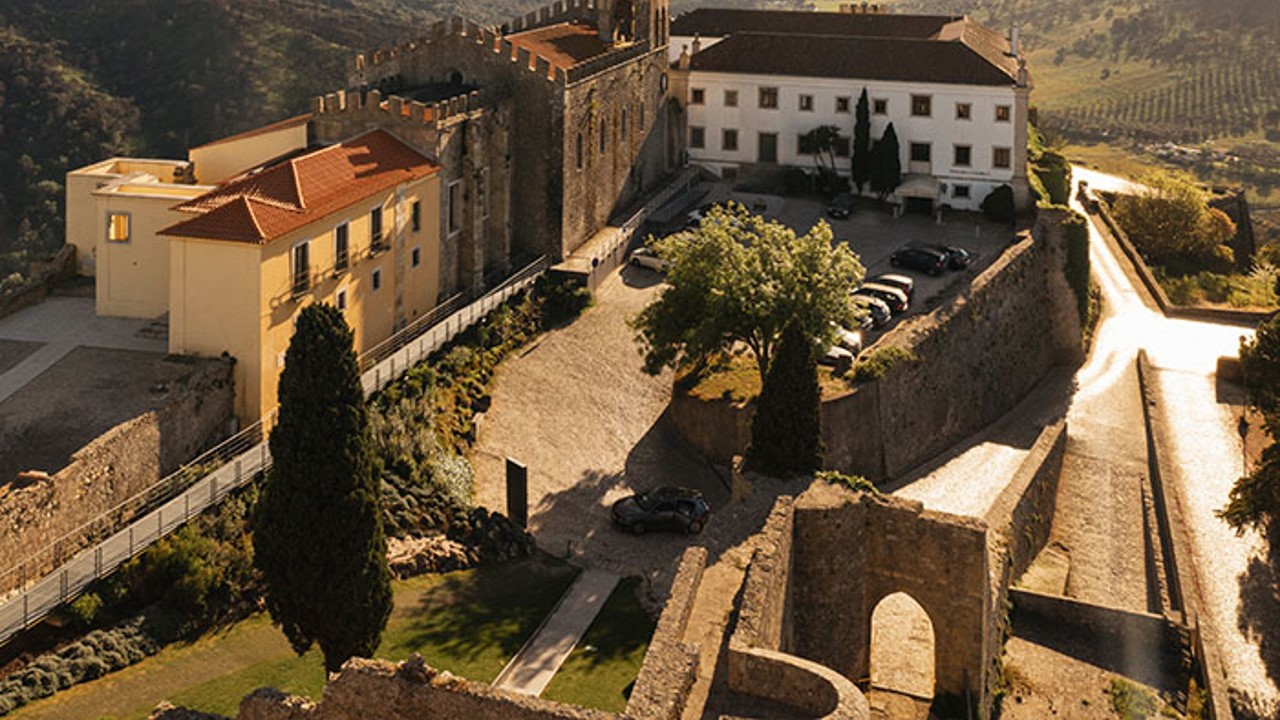 A Pousada Castelo Palmela está localizada no interior do Castelo de Palmela, no topo de uma colina com vistas panorâmicas sobre a Serra da Arrábida, os vinhedos da região e o Oceano Atlântico. Instalada nos claustros de um antigo convento, combina património histórico, charme e uma localização única, proporcionando uma experiência inesquecível na Península de Setúbal.