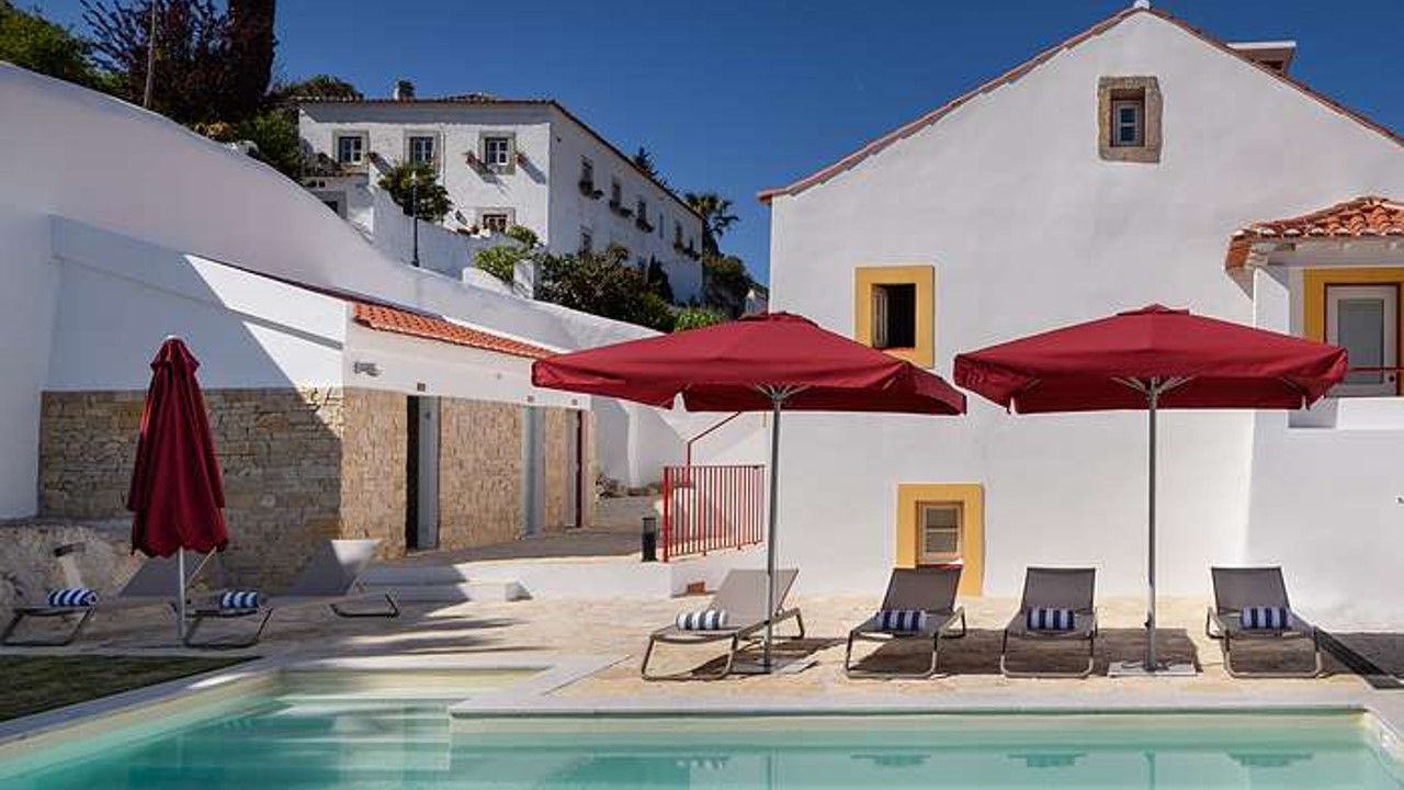 A Casa Lidador - Óbidos está localizada no ponto mais alto da vila medieval de Óbidos, junto às muralhas e ao castelo. Este alojamento de charme combina história, conforto e vistas panorâmicas sobre a vila.