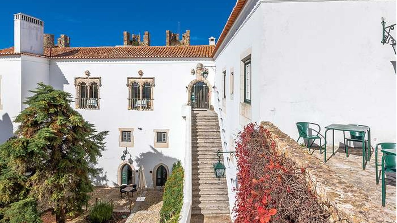 A Pousada Castelo de Óbidos está localizada no interior do histórico Castelo de Óbidos, no coração da vila medieval. Instalada num monumento nacional, combina o charme da arquitetura medieval com o conforto contemporâneo, proporcionando uma experiência única num dos destinos mais emblemáticos de Portugal.