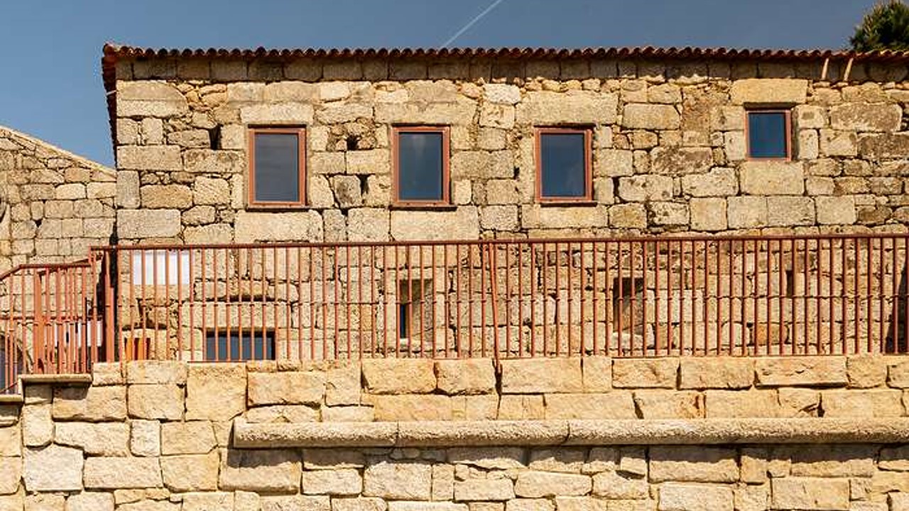 A Pousada Convento Belmonte está localizada na encosta da Serra da Esperança, a poucos minutos da vila histórica de Belmonte. Instalada no antigo Convento de Nossa Senhora da Esperança, combina património histórico, tranquilidade e vistas deslumbrantes sobre a Cova da Beira e a Serra da Estrela, proporcionando uma experiência única no coração da região Centro.