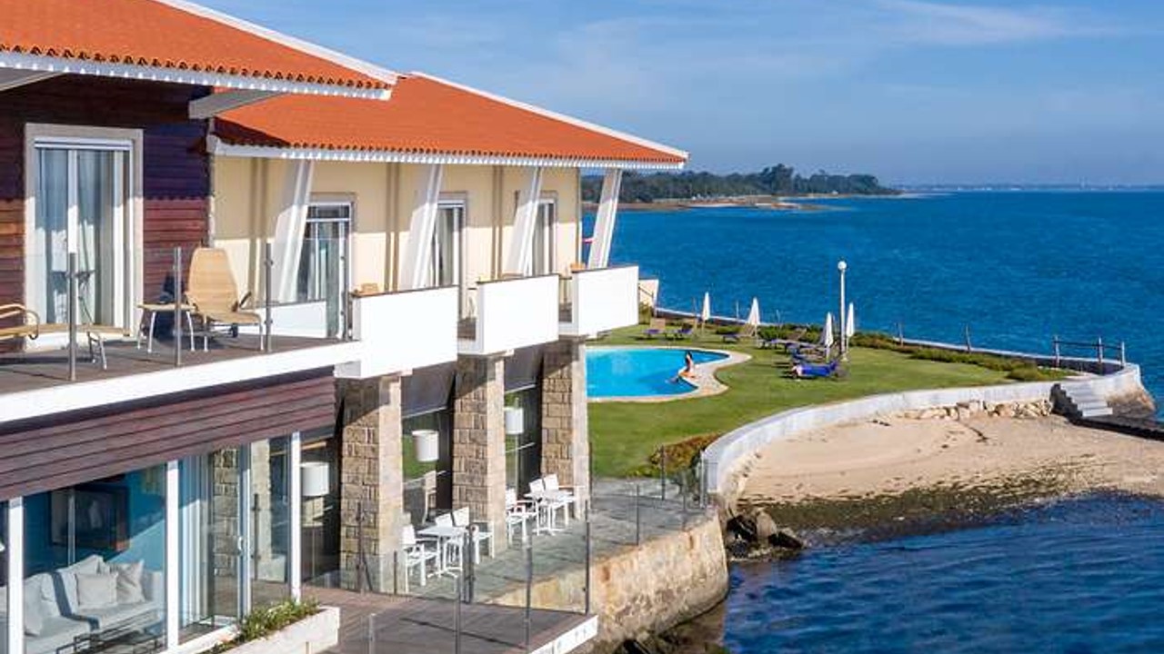 A Pousada Ria - Aveiro está localizada na Torreira, entre a Ria de Aveiro e o Oceano Atlântico, num cenário natural de grande beleza. Com vistas privilegiadas sobre a ria, combina tranquilidade, conforto e contacto com a natureza, sendo o local ideal para desfrutar das paisagens e tradições da região de Aveiro.
