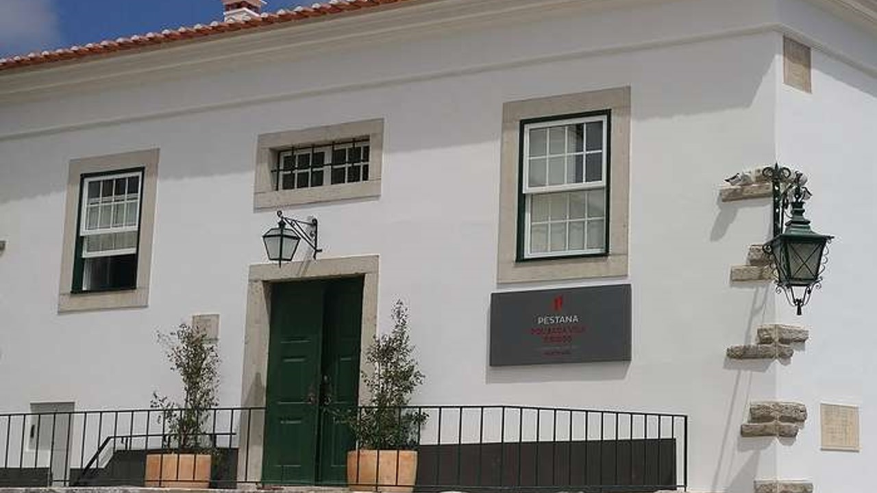 A Pousada Vila Óbidos está localizada no coração da vila medieval de Óbidos, dentro das muralhas históricas. Instalada numa autêntica casa tradicional do século XVIII, combina charme, conforto e uma localização privilegiada para explorar as ruas pitorescas, o castelo e o património desta emblemática vila portuguesa.