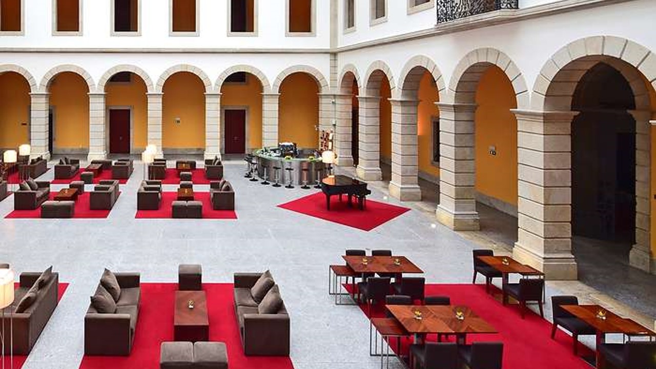 A Pousada de Viseu está localizada junto ao centro histórico da cidade, num majestoso edifício que foi o antigo Hospital de São Teotónio. Combina património, elegância e conforto contemporâneo, oferecendo uma experiência única num dos mais emblemáticos edifícios históricos da região Centro.