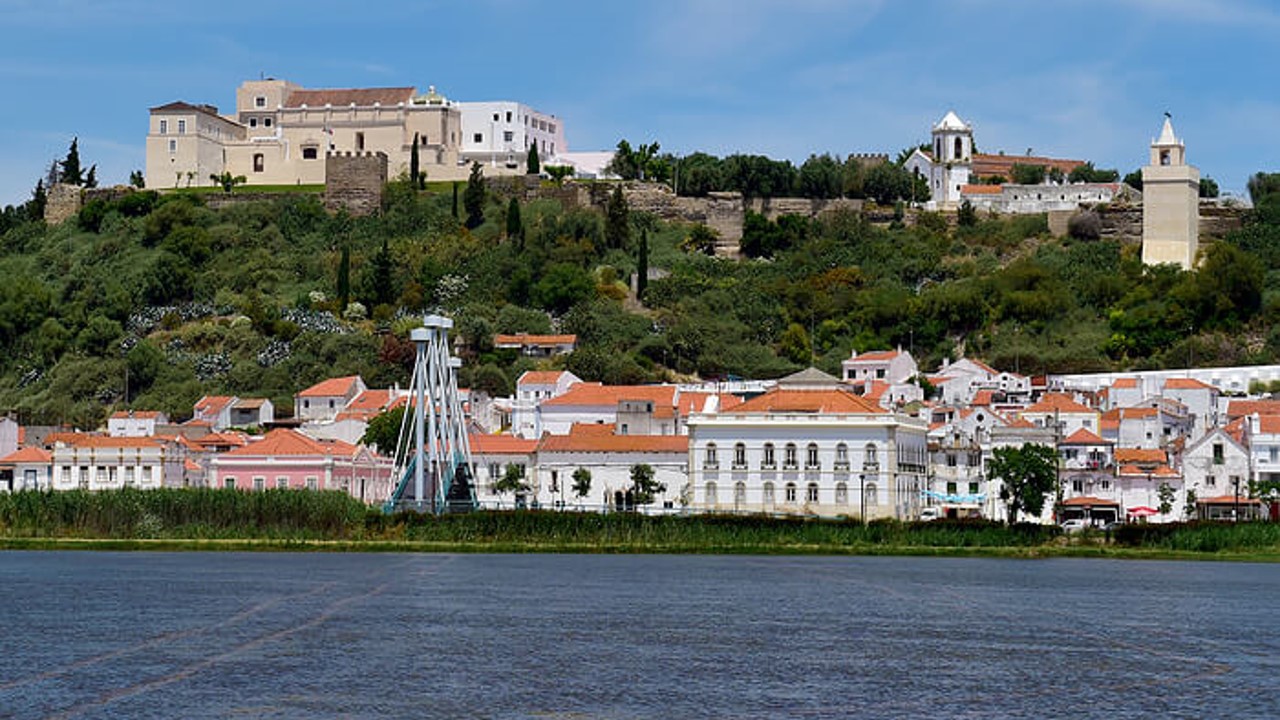 A Pousada Castelo Alcácer do Sal está localizada no interior do Castelo de Alcácer do Sal, uma fortaleza histórica com mais de cinco mil anos de história. Com vistas panorâmicas sobre o rio Sado e a paisagem alentejana, combina património, conforto e uma localização única, proporcionando uma experiência autêntica no coração do Alentejo.