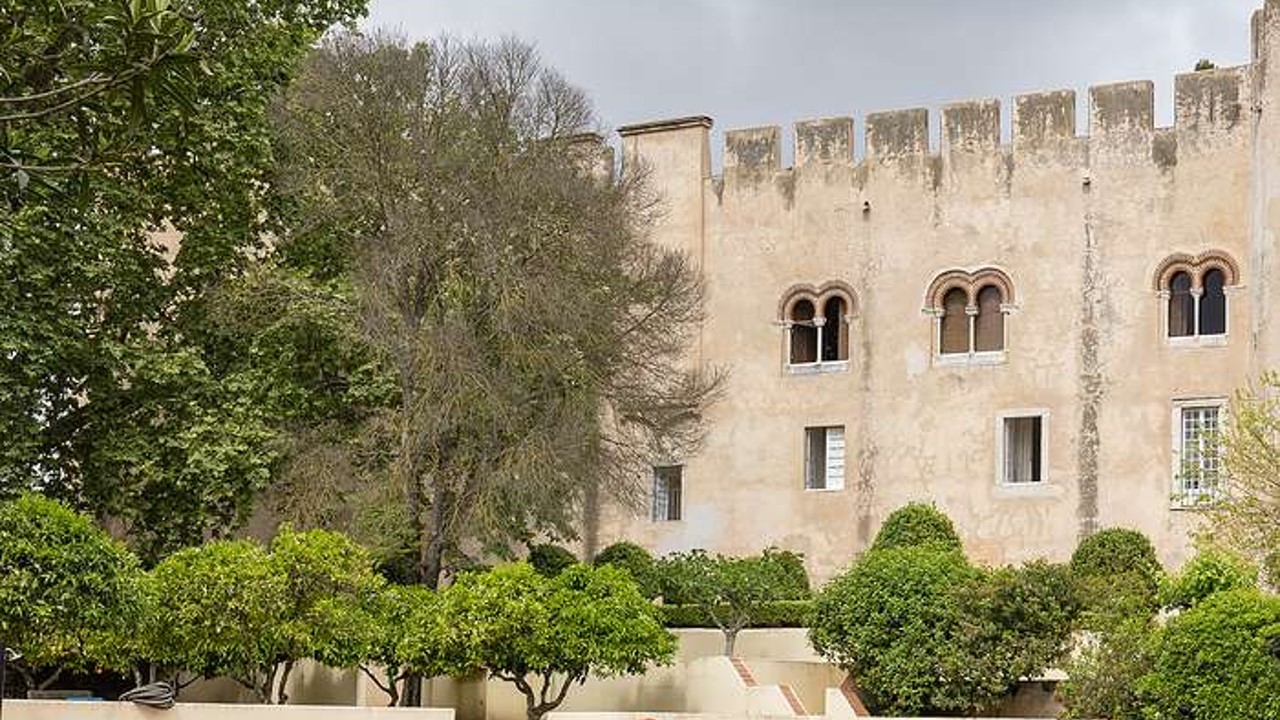 A Pousada Castelo de Alvito está localizada no histórico Castelo de Alvito, no coração do Alentejo. Instalada num castelo do século XV classificado como Monumento Nacional, combina património, tranquilidade e charme, proporcionando uma experiência única entre a história, a gastronomia e as paisagens alentejanas.