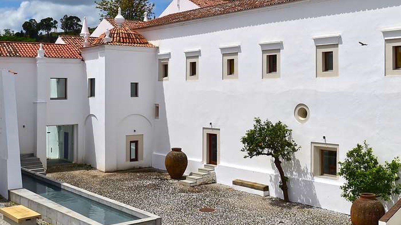A Pousada Convento Arraiolos está localizada num antigo convento do século XVI, num vale tranquilo junto à vila histórica de Arraiolos, no Alentejo. Rodeada pela paisagem alentejana, combina património, serenidade e conforto contemporâneo, sendo o local ideal para descobrir a tradição dos famosos tapetes de Arraiolos e a autenticidade da região.
