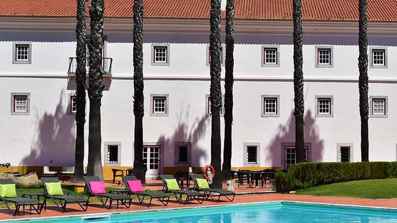 A Pousada Convento Beja está localizada no antigo Convento de São Francisco, no centro histórico de Beja. Instalada num convento franciscano com cerca de 800 anos de história, combina património, tranquilidade e conforto contemporâneo, sendo um ponto de partida ideal para descobrir a cultura, a gastronomia e as paisagens do Alentejo.