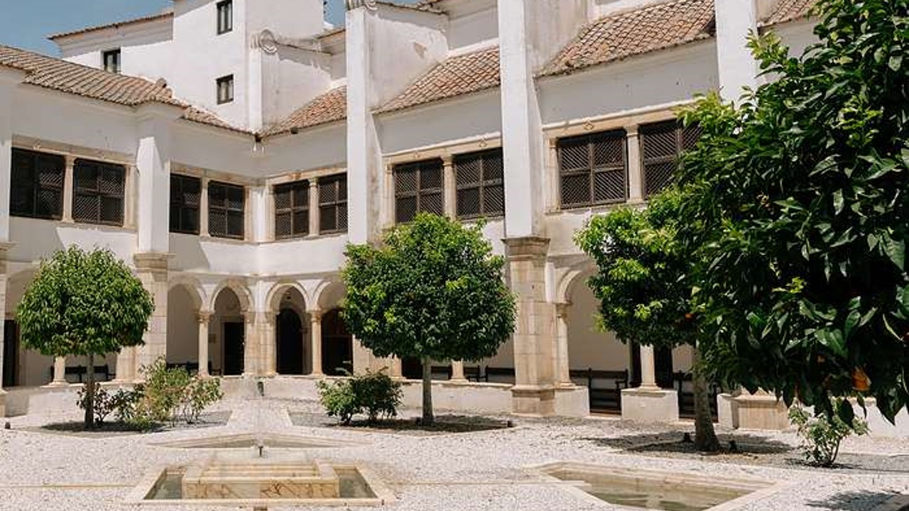 A Pousada Convento de Vila Viçosa está localizada no antigo Real Convento das Chagas de Cristo, no centro histórico de Vila Viçosa, em frente ao Paço Ducal. Instalada num convento do século XVI ligado à Casa de Bragança, combina património, elegância e tranquilidade, proporcionando uma experiência única no coração do Alentejo.