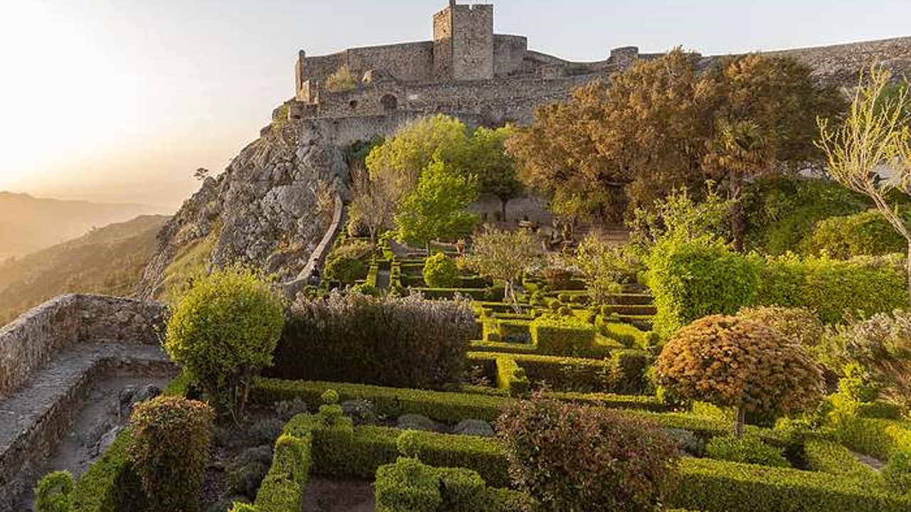 A Pousada Marvão está localizada no interior da vila medieval de Marvão, no coração do Parque Natural da Serra de São Mamede. Integrada em antigas casas tradicionais dentro das muralhas históricas, oferece vistas panorâmicas sobre o Alto Alentejo e a vizinha Espanha, combinando autenticidade, conforto e uma experiência única num dos mais belos destinos históricos de Portugal.