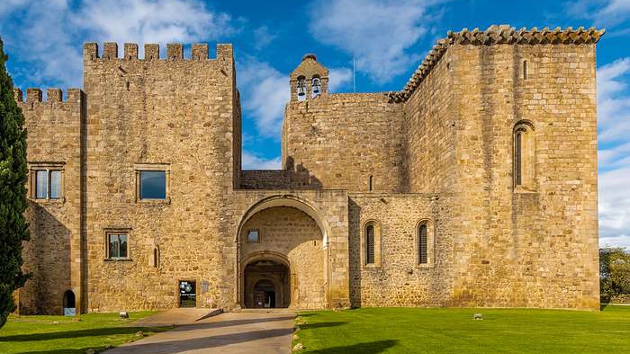A Pousada Mosteiro Crato está localizada na aldeia de Flor da Rosa, no concelho do Crato, em pleno Alto Alentejo. Instalada num impressionante conjunto histórico que integra castelo, convento e paço ducal, combina património medieval, arquitetura singular e conforto contemporâneo, proporcionando uma experiência única numa das regiões mais autênticas de Portugal.