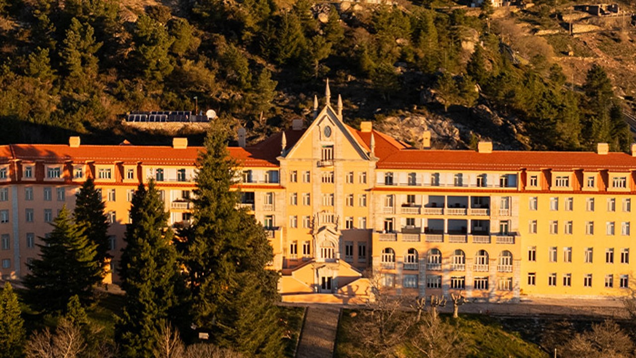 A Pousada Serra da Estrela está localizada no Parque Natural da Serra da Estrela, na Covilhã, com vistas privilegiadas sobre as montanhas. Instalada no antigo Sanatório das Penhas da Saúde, cuidadosamente recuperado pelo arquiteto Eduardo Souto de Moura, combina património, conforto e natureza, proporcionando uma experiência única no ponto mais alto de Portugal continental.