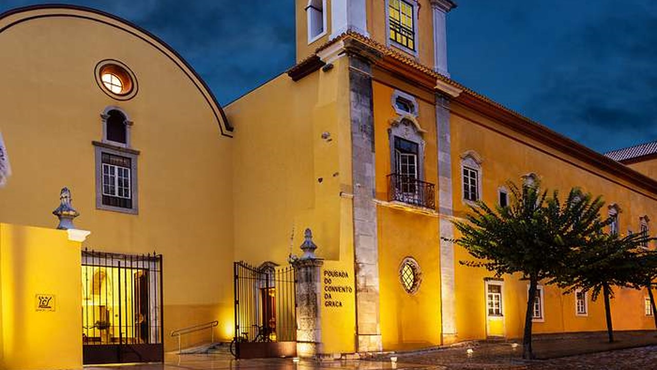 A Pousada Convento de Tavira está localizada no centro histórico de Tavira, no antigo Convento de Nossa Senhora da Graça, um edifício do século XVI cuidadosamente recuperado. Próxima do rio Gilão e das praias da região, combina património histórico, charme e conforto contemporâneo, proporcionando uma experiência autêntica no coração do Algarve.