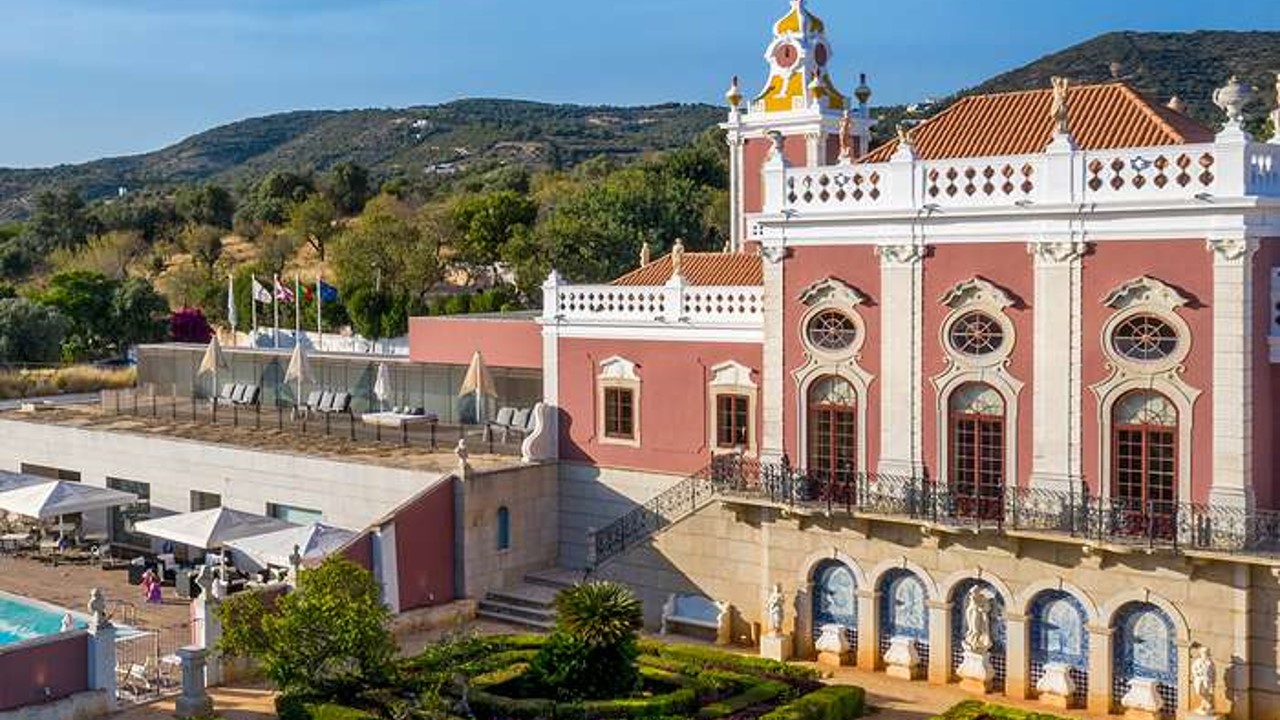 A Pousada Palácio de Estoi está localizada na vila de Estoi, a poucos quilómetros de Faro. Instalada num magnífico palácio dos séculos XVIII e XIX rodeado por jardins de inspiração francesa, combina património, elegância e conforto contemporâneo, proporcionando uma experiência única num dos mais notáveis edifícios históricos da região.